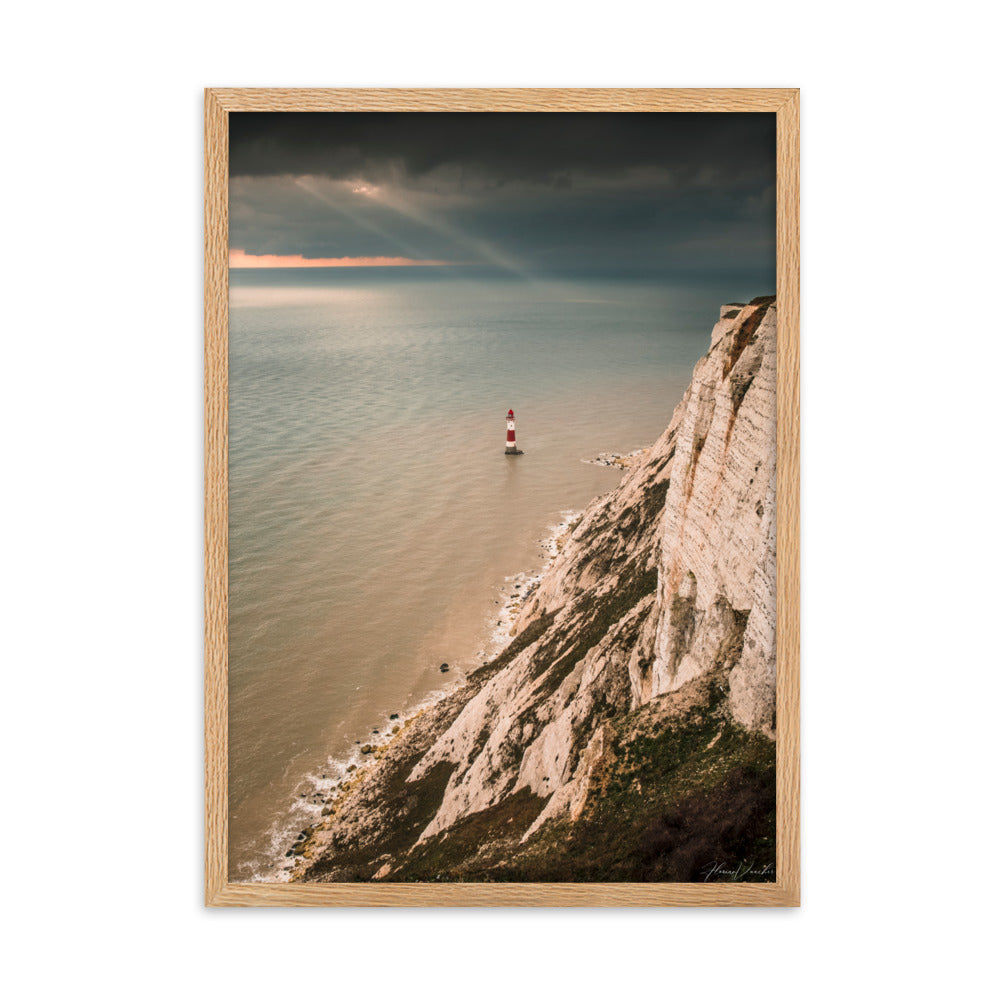 Photographie d'un phare rouge et blanc majestueux face aux vagues et un ciel dramatique, capturée par Florian Vaucher, symbolisant la tranquillité et la persévérance face aux éléments naturels.