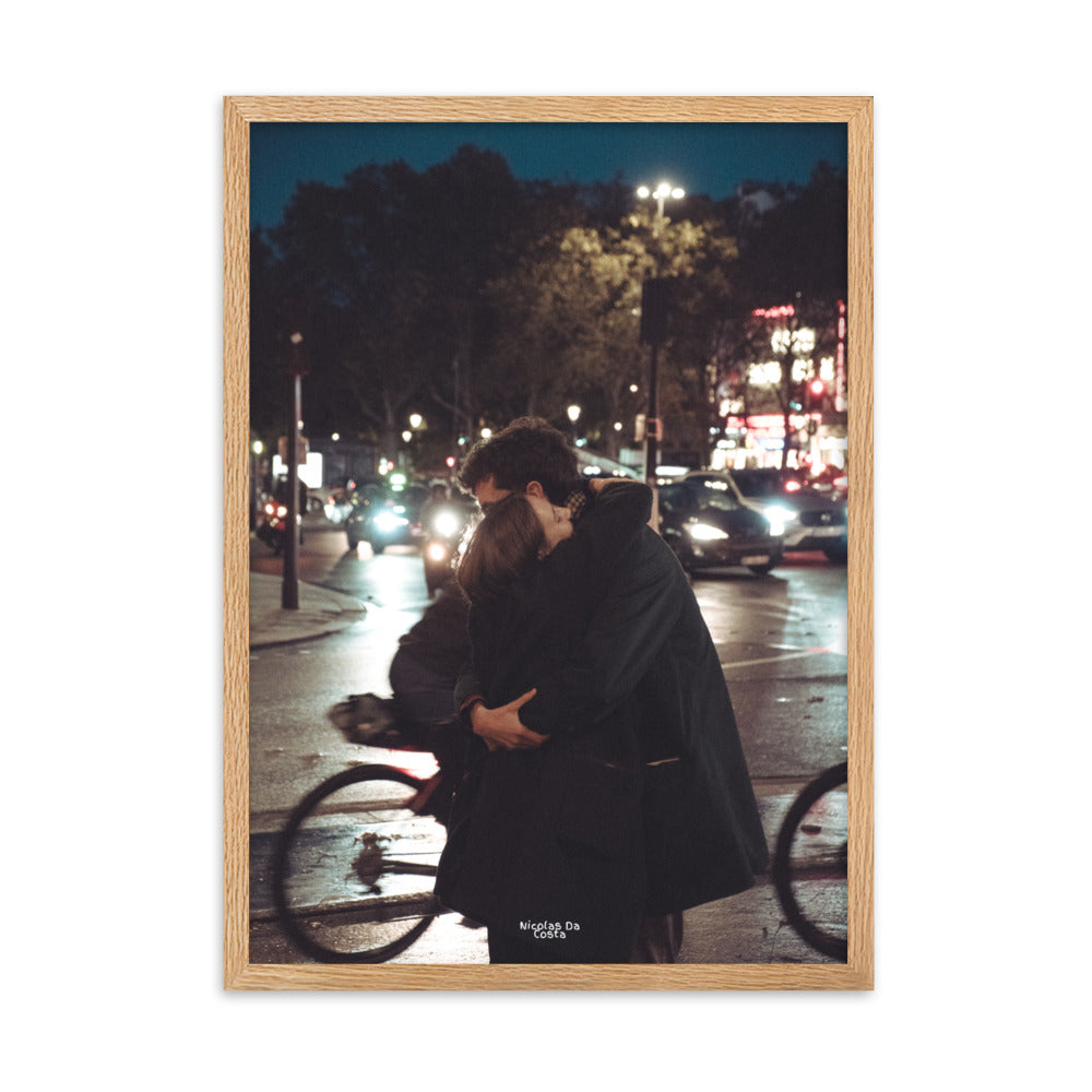 Poster encadré "Étreinte Urbaine" par Nicolas Da Costa, montrant une scène romantique en milieu urbain, idéal pour ceux qui cherchent à capturer l'essence de la connexion humaine.