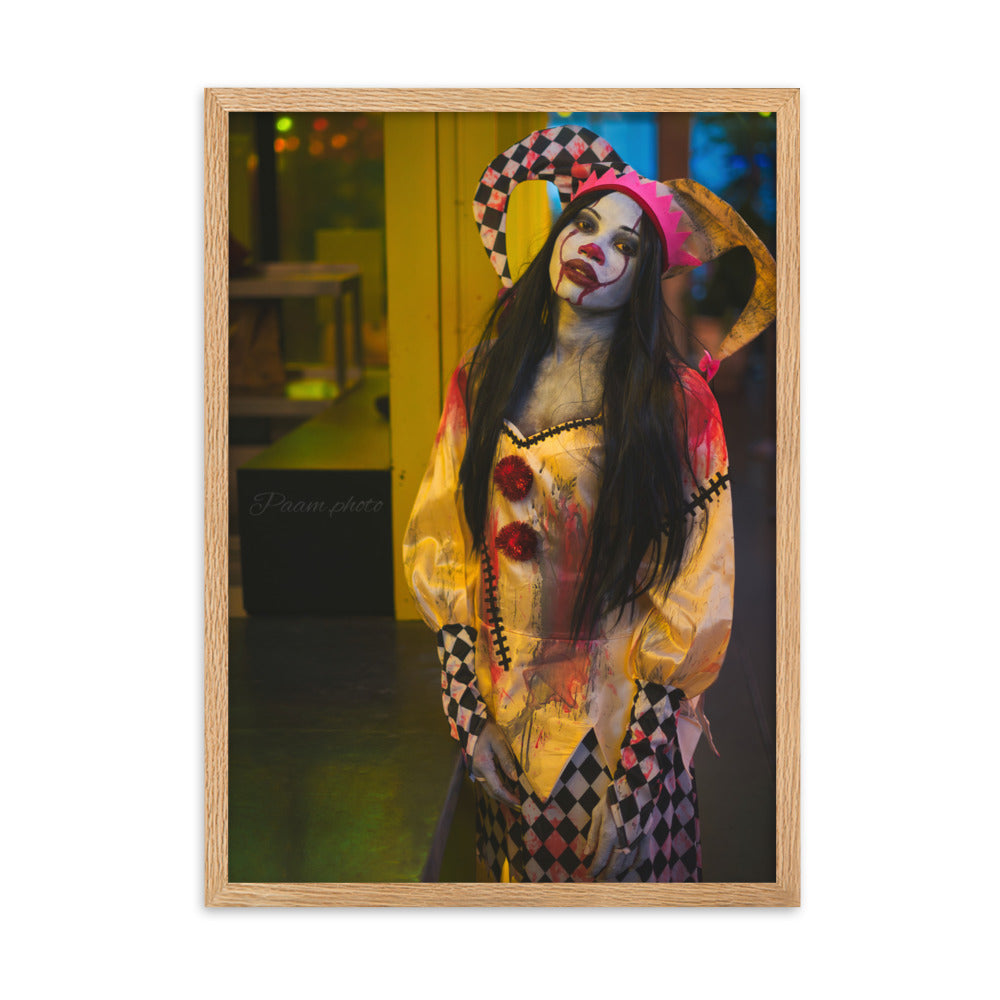 Poster encadré "Mélodie du Macabre" par Paam.Photo, montrant un personnage de Halloween urbain, idéal pour ceux qui recherchent une touche d'originalité et de mystère.