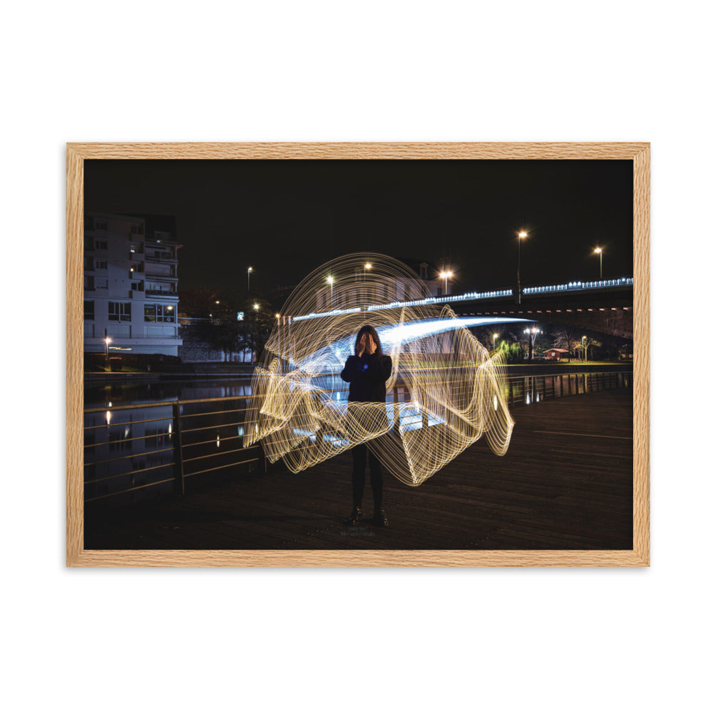 Art visuel du poster "Brouillon", où des traînées de lumière entourent un sujet en street photo.