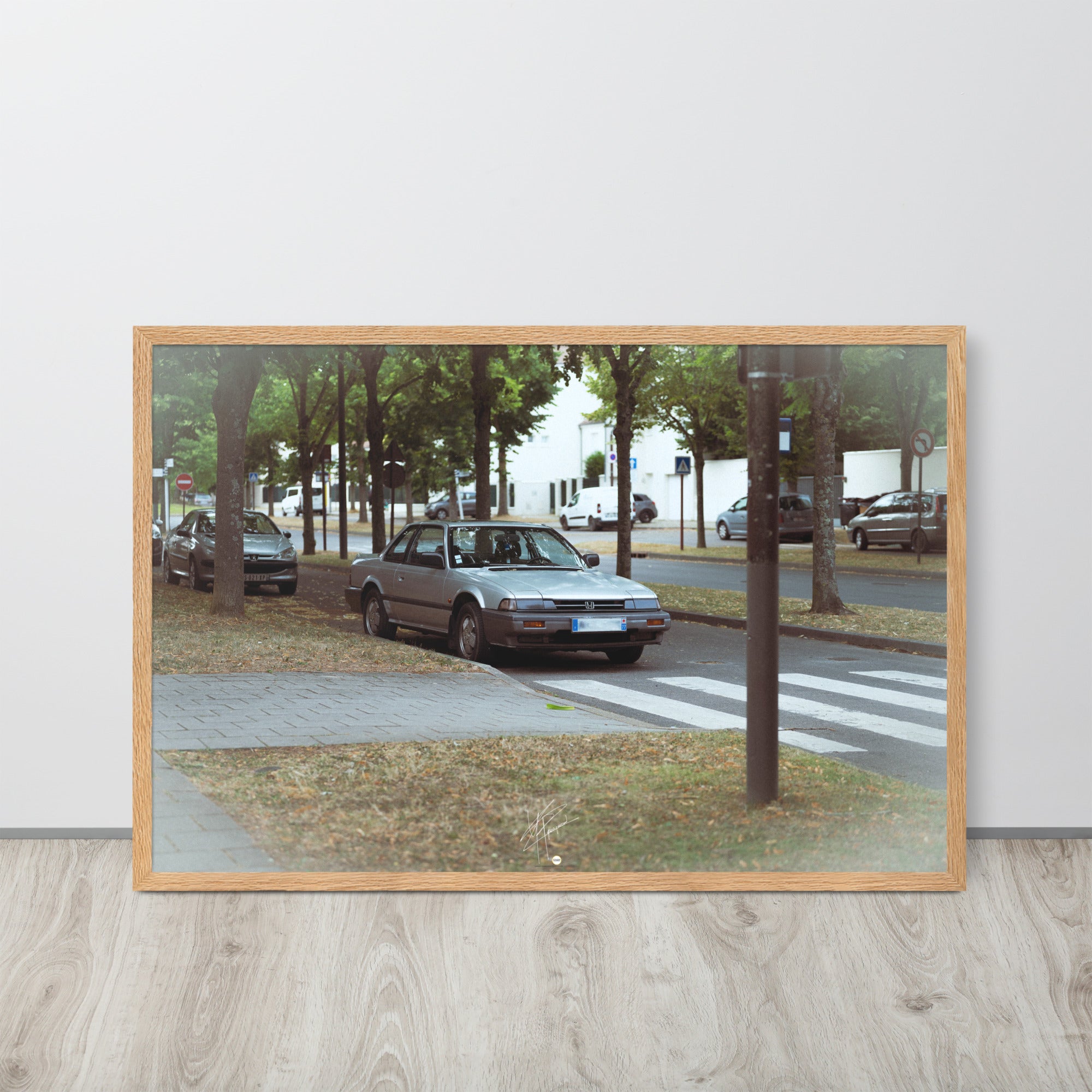 Photographie du classique automobile Honda Prelude, stationnée dans les rues du 78, dépeignant l'élégance et le charme de la période rétro de l'automobile.