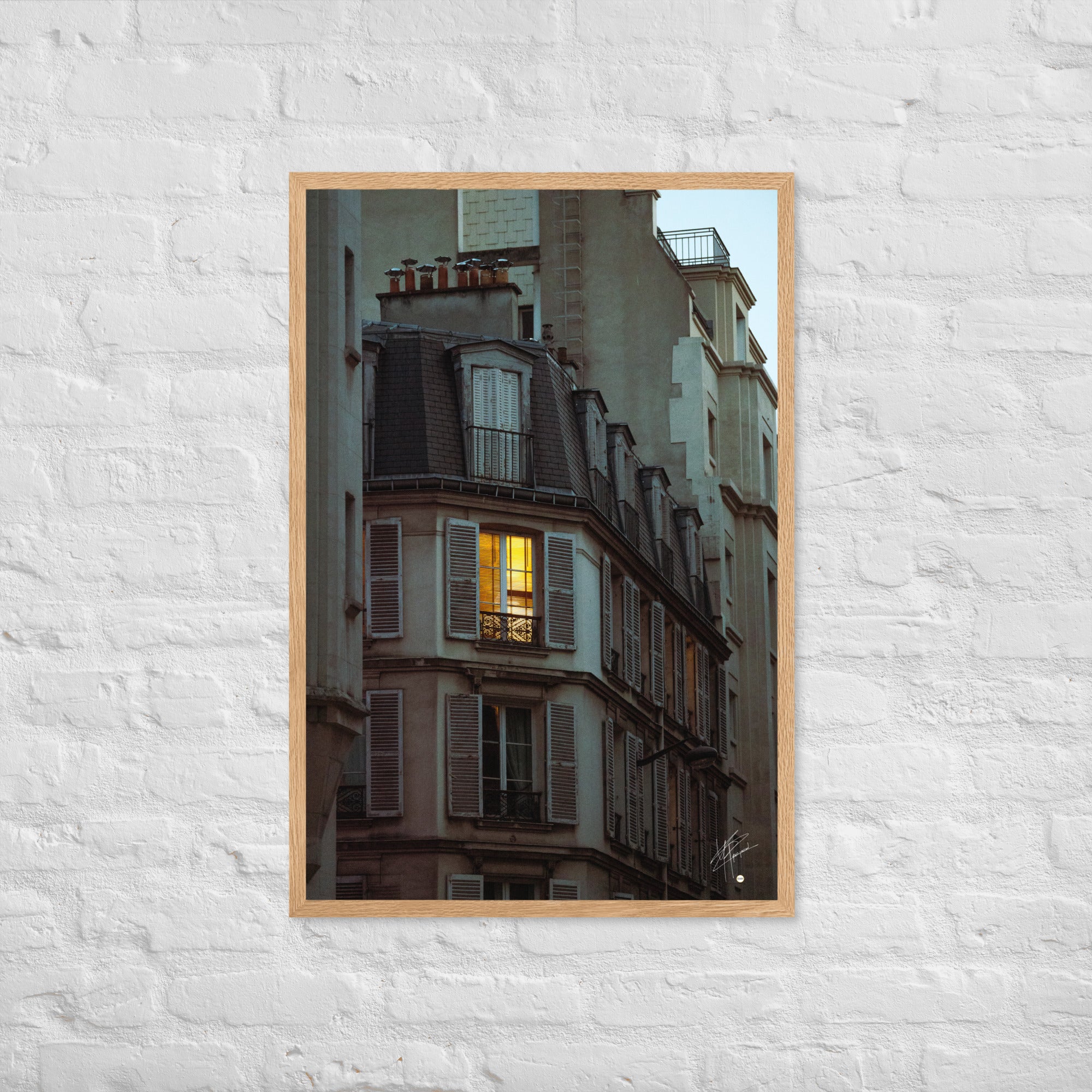 Photographie nocturne d'un bâtiment parisien vintage. Une fenêtre illuminée projette une lumière douce et chaleureuse, évoquant l'intimité d'un foyer parisien.