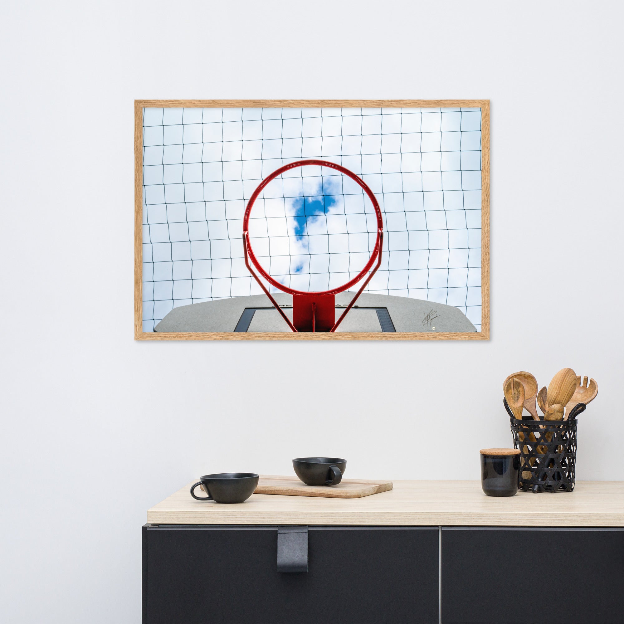 Vue en contre-plongée d'un panier de basket-ball, encadrant une échappée bleue dans un ciel nuageux, une interprétation artistique du jeu dans les cieux.