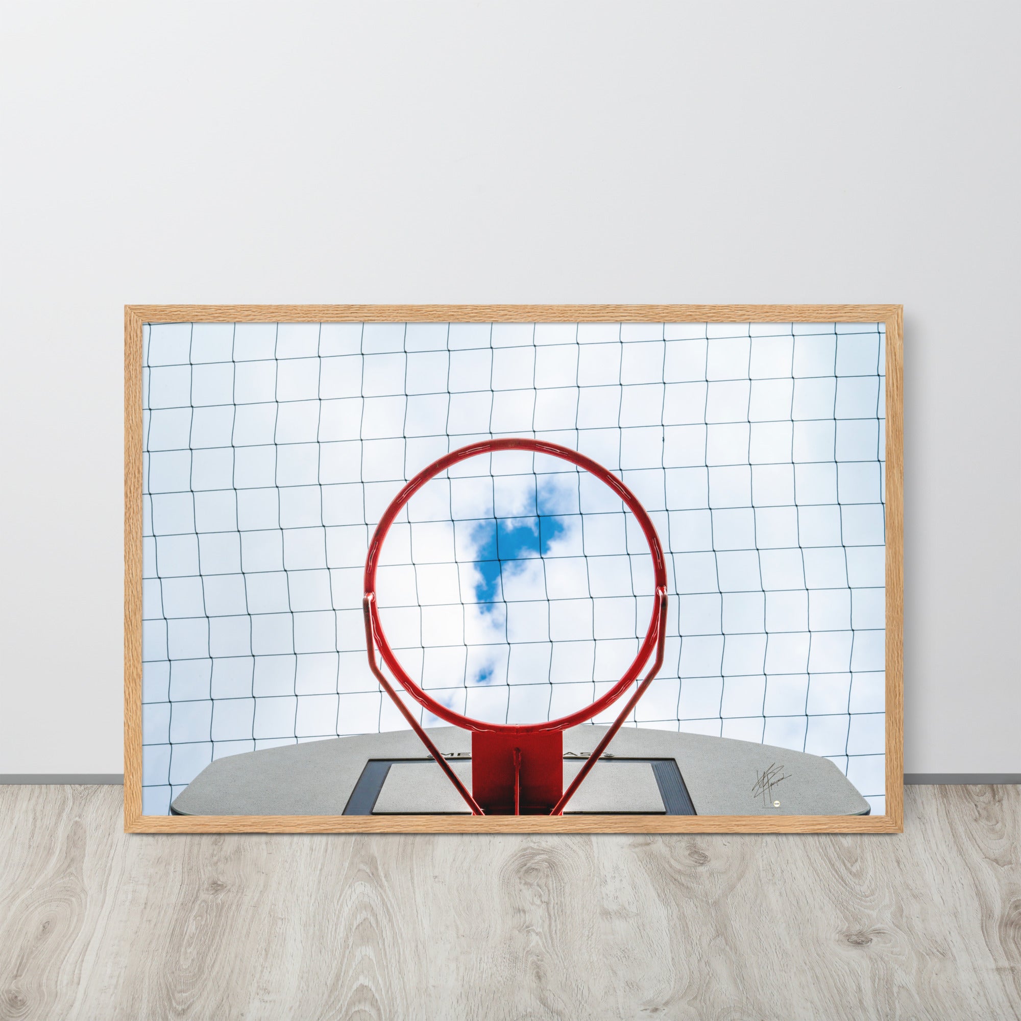 Vue en contre-plongée d'un panier de basket-ball, encadrant une échappée bleue dans un ciel nuageux, une interprétation artistique du jeu dans les cieux.