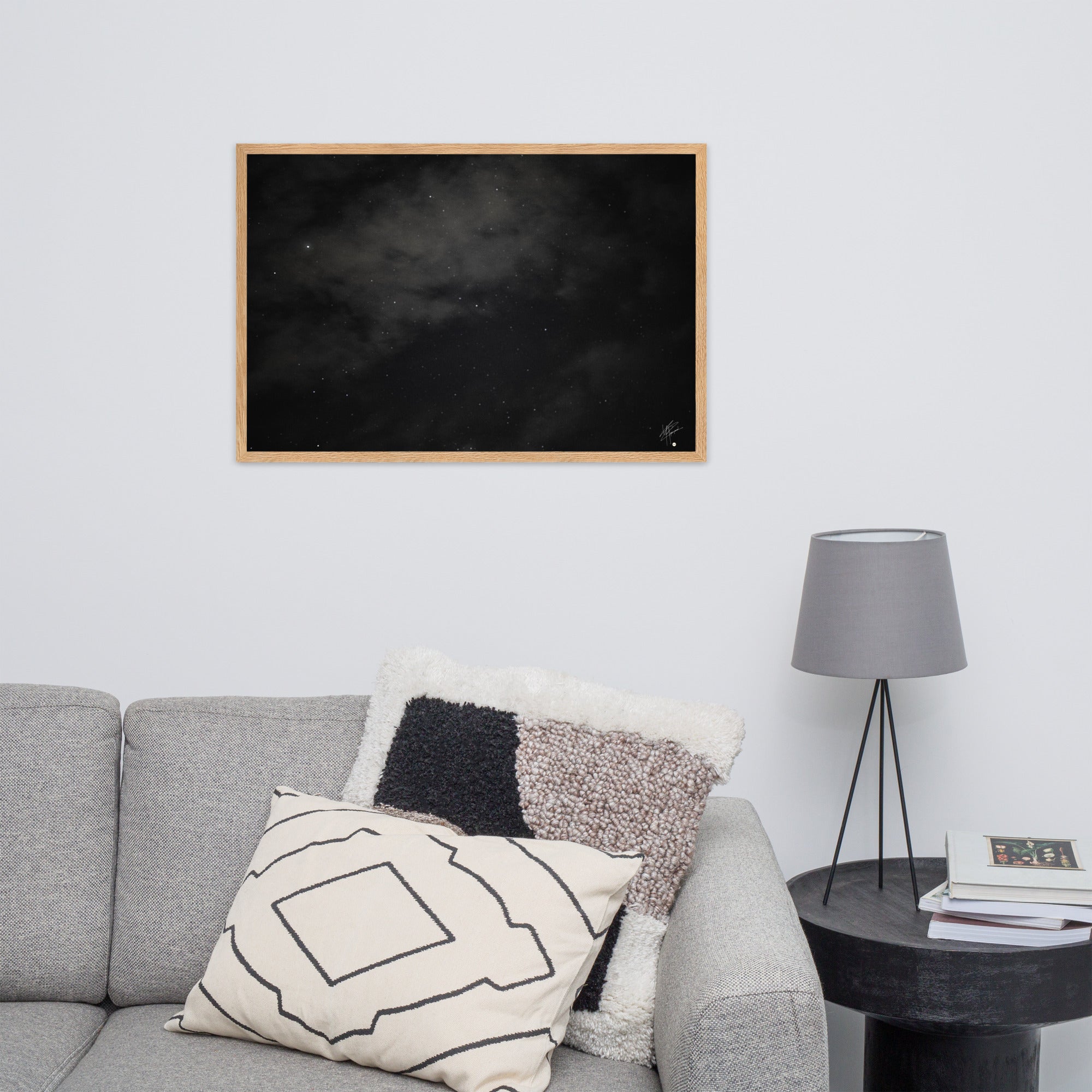 Photographie en noir et blanc du ciel étoilé avec un flou artistique, créé par la technique de pose longue, évoquant un tableau céleste en mouvement.
