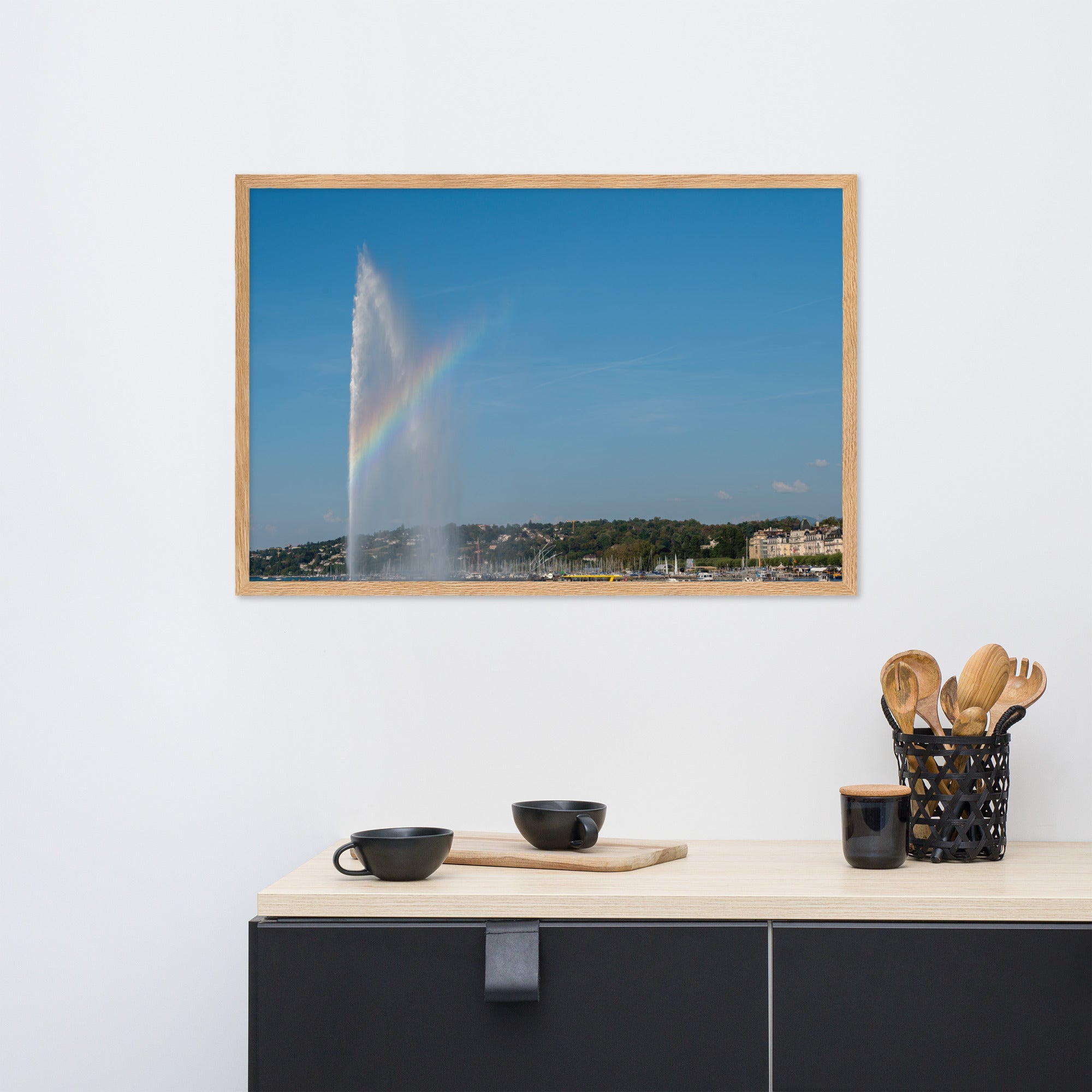 Photographie du jet d'eau de Genève avec bateaux et arc-en-ciel, encadrée en chêne massif.