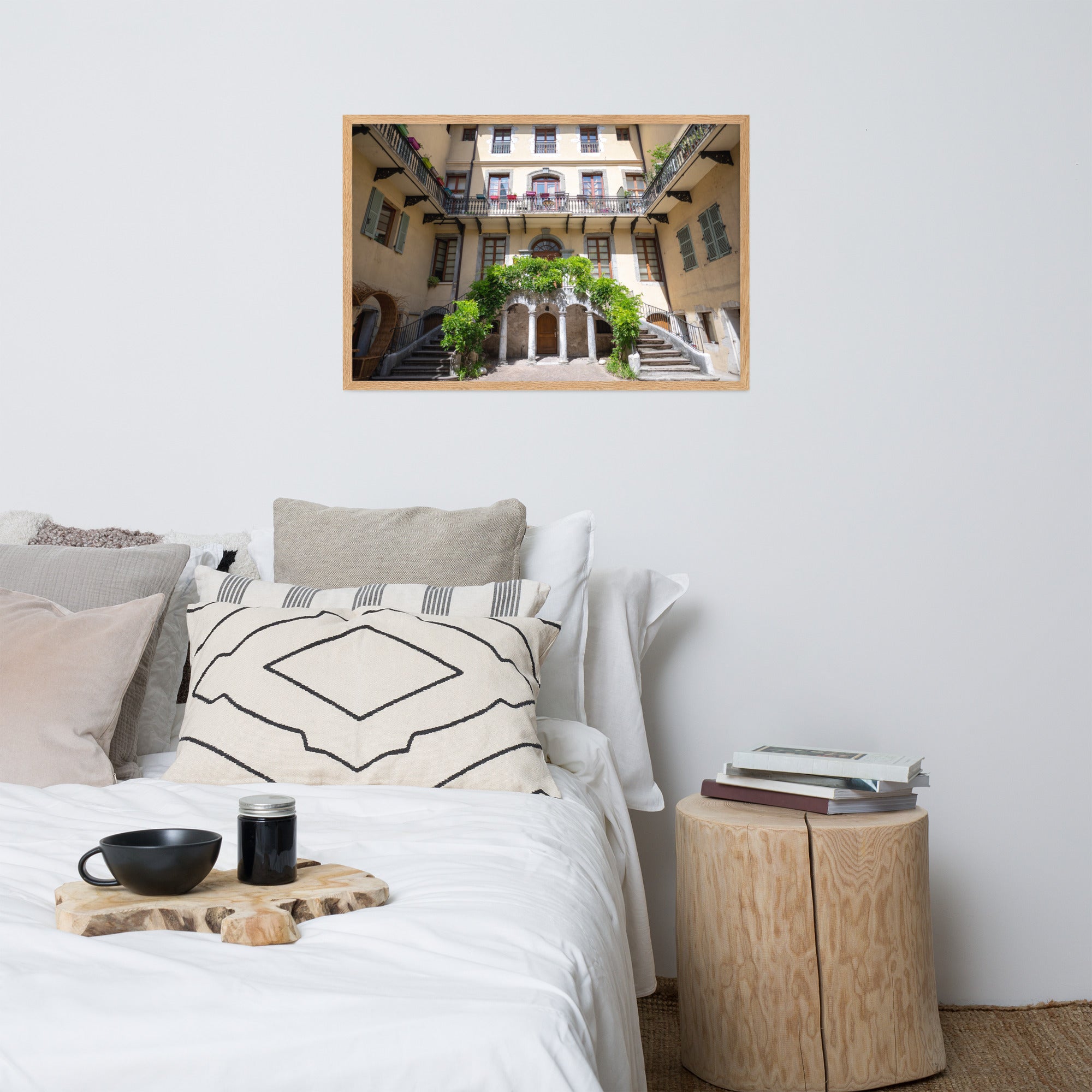 Photographie d'un bâtiment traditionnel italien avec escaliers en spirale et plantes suspendues, encadrée en chêne massif.