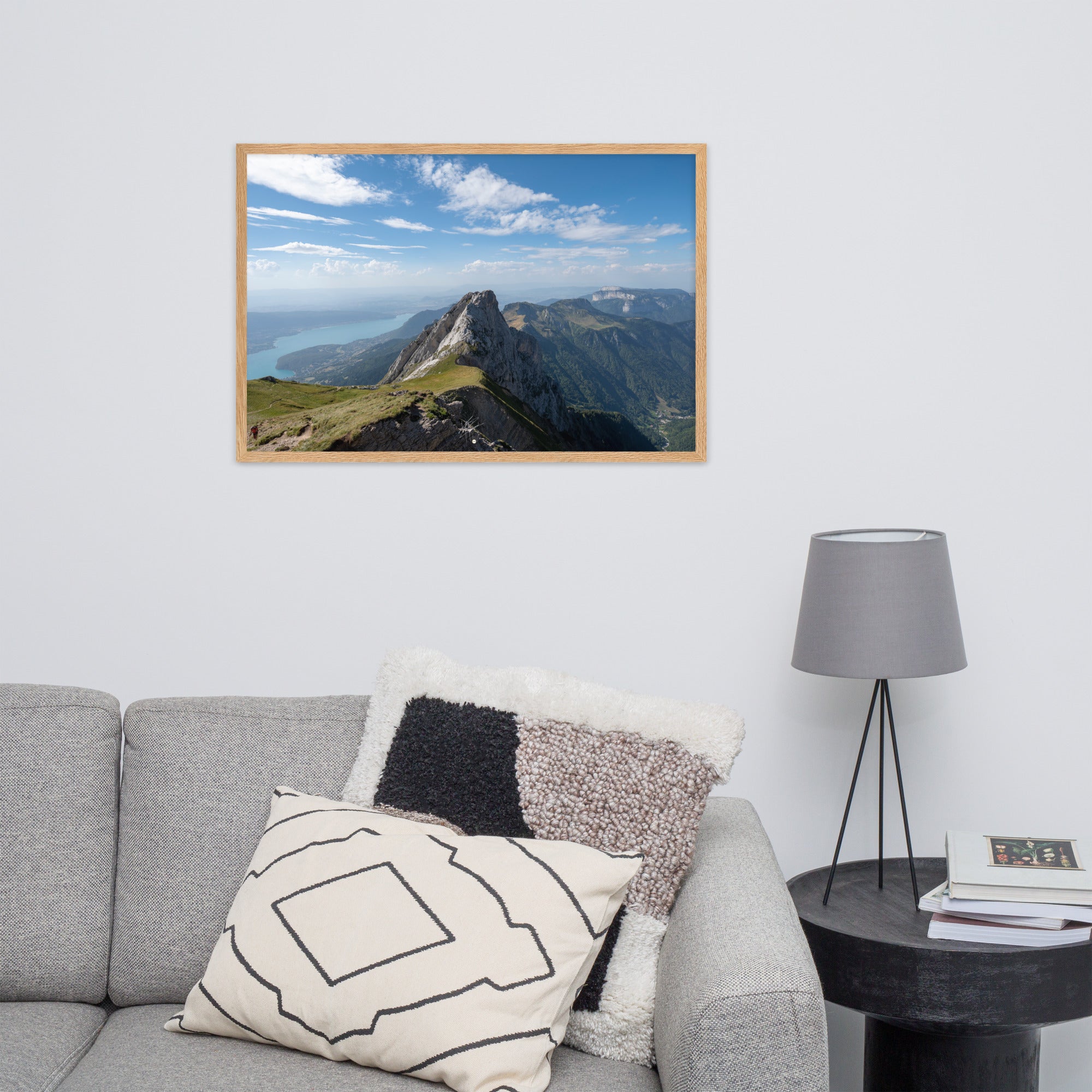 Vue aérienne du Col du Varo avec les montagnes rocheuses en avant-plan et le Lac d'Annecy en arrière-plan, encadré en chêne.