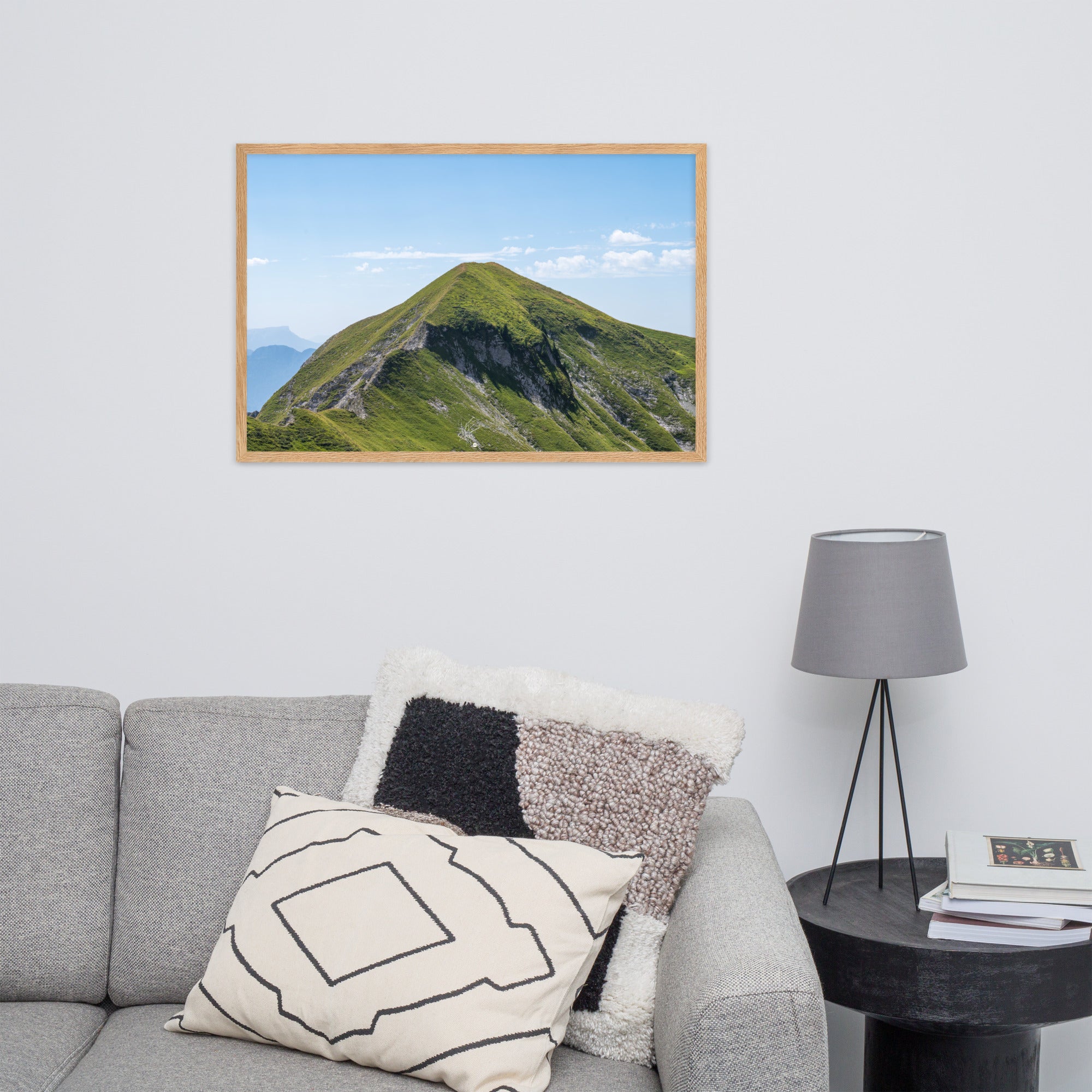 Vue panoramique du 'Mamelon Vert' avec sa végétation luxuriante et montagneuse, encadrée en bois de chêne.