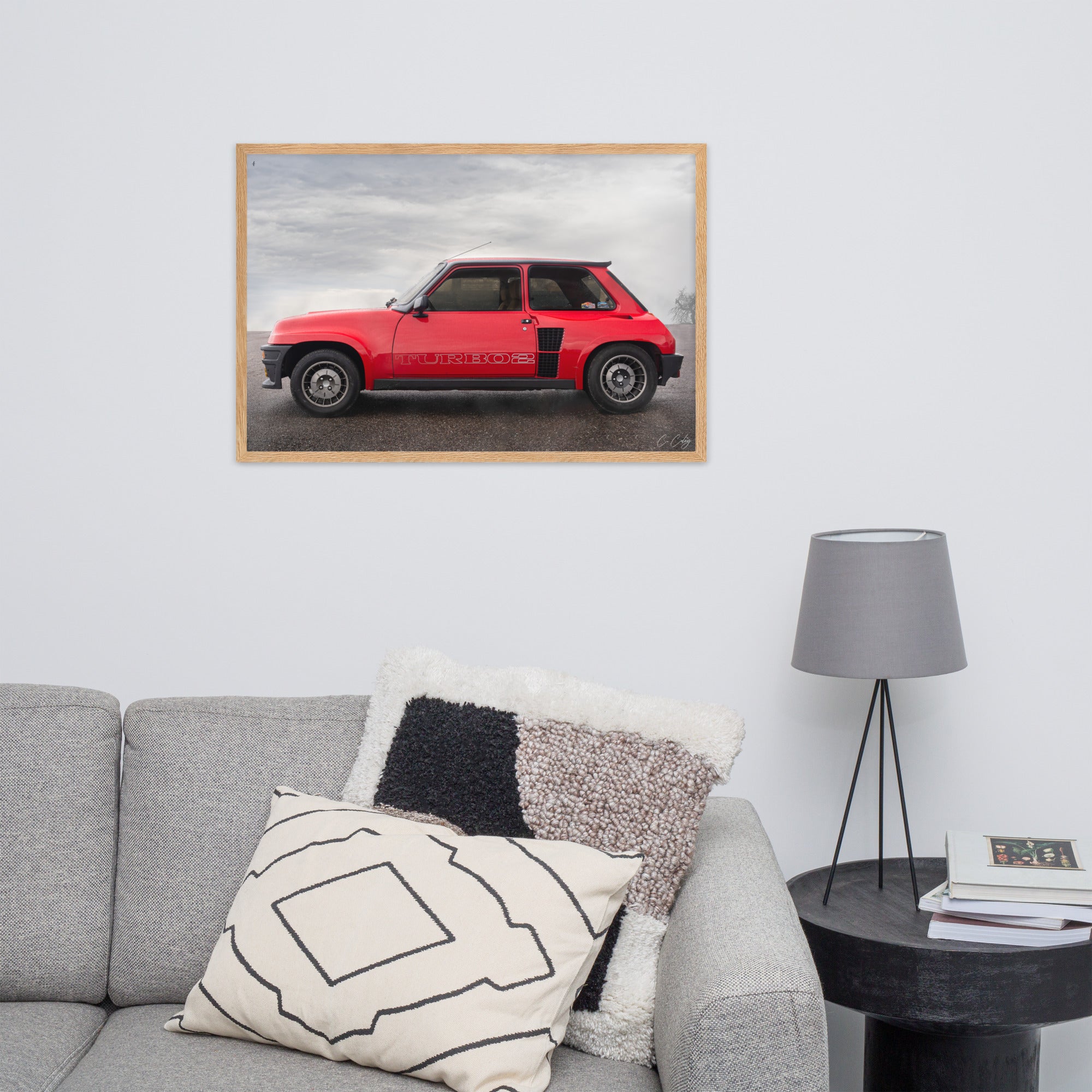 Photographie encadrée 'GT Turbo' par Charles Coley, mettant en vedette une magnifique Renault 5 GT TURBO rouge dans une impression de qualité musée.