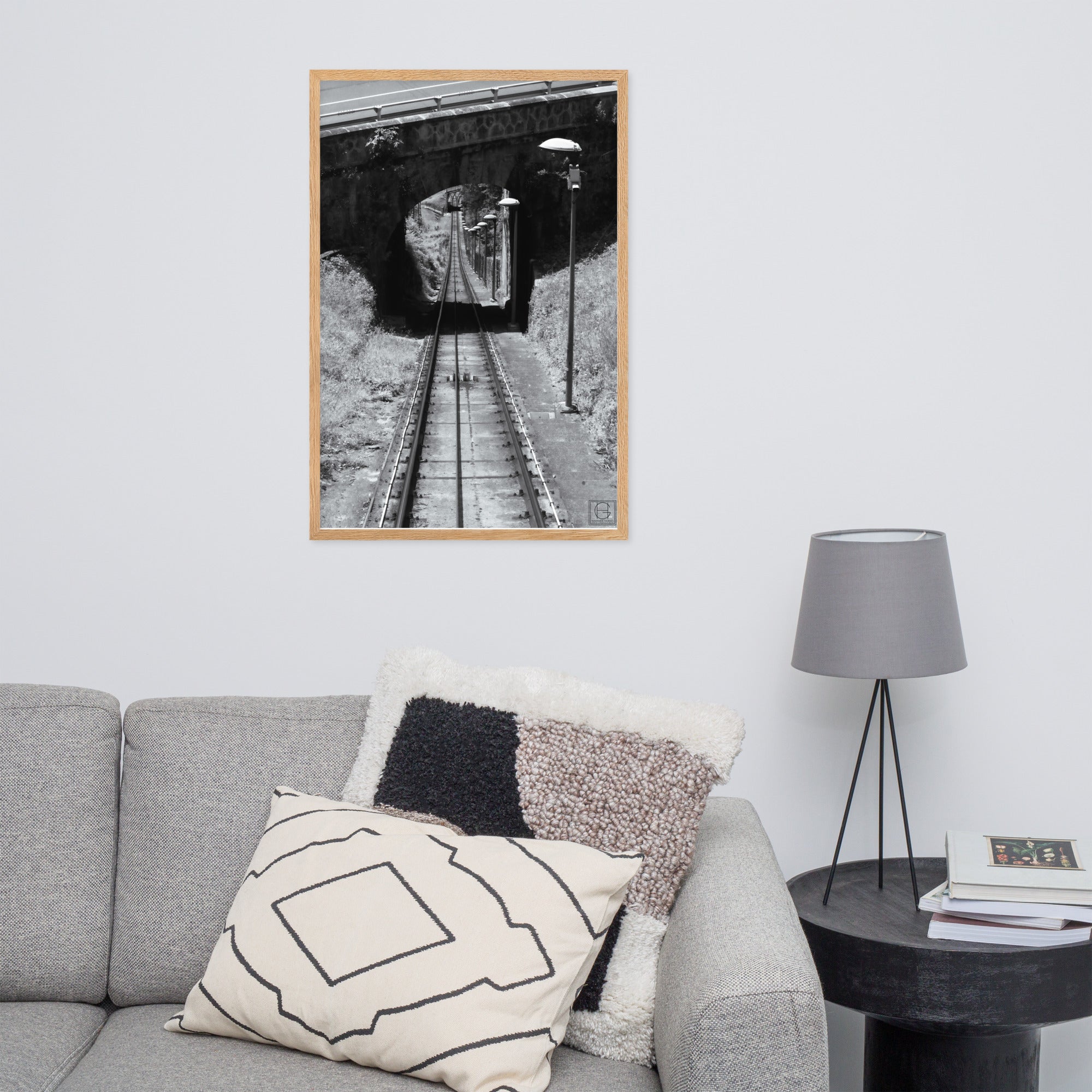 Photographie encadrée 'La Descente' par Hadrien Geraci, montrant une vue plongeante sur les rails du funiculaire Artxanda, impression de qualité musée sur papier mat épais.