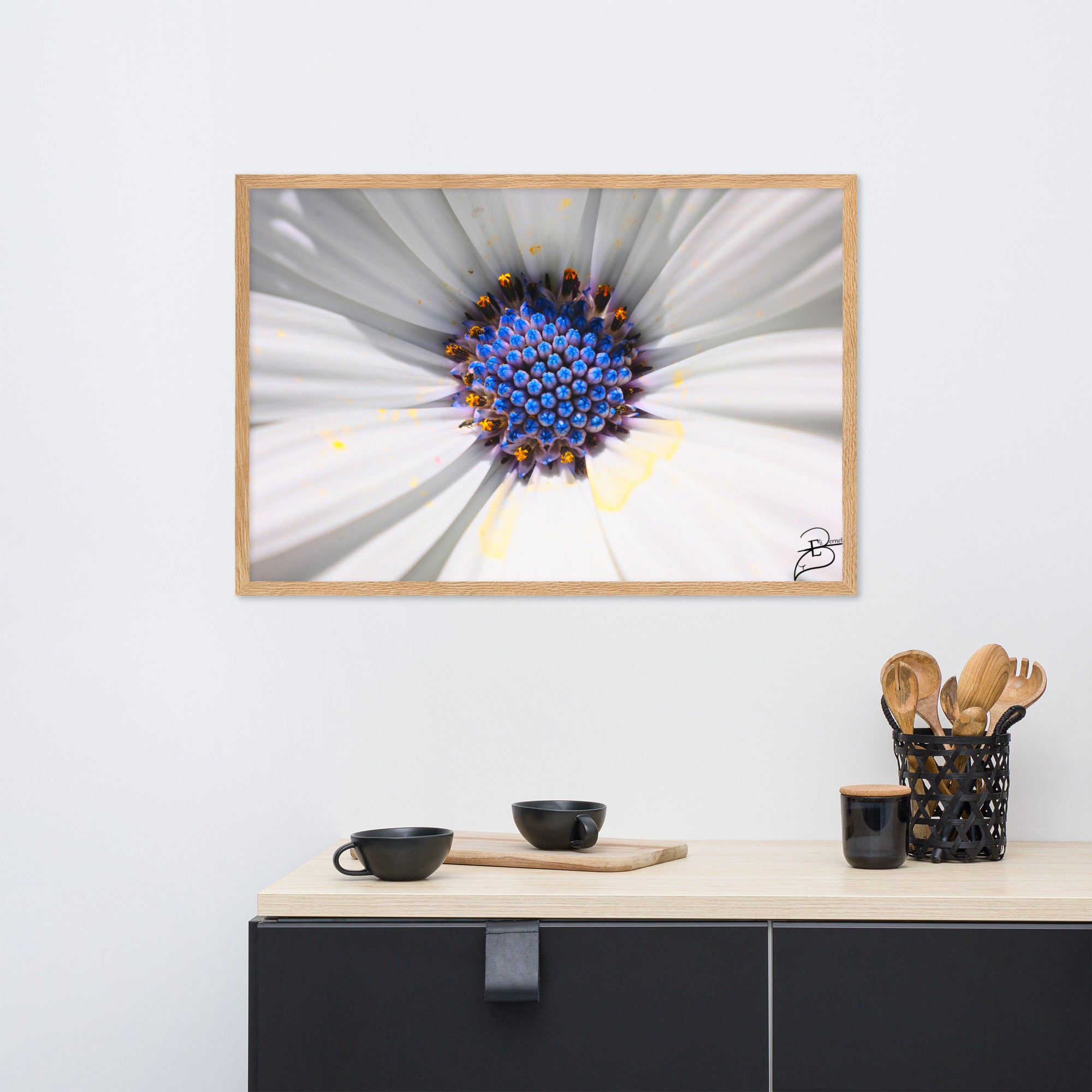 Poster macrophotographique 'Les Jupons de Marguerite' par Eli Bernet, révélant une immersion détaillée au cœur d'une marguerite, comme une abeille sur le point de butiner, encadrée élégamment pour un impact visuel naturel dans votre espace.