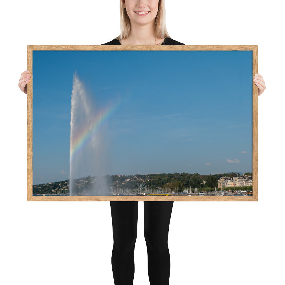 Photographie du jet d'eau de Genève avec bateaux et arc-en-ciel, encadrée en chêne massif.