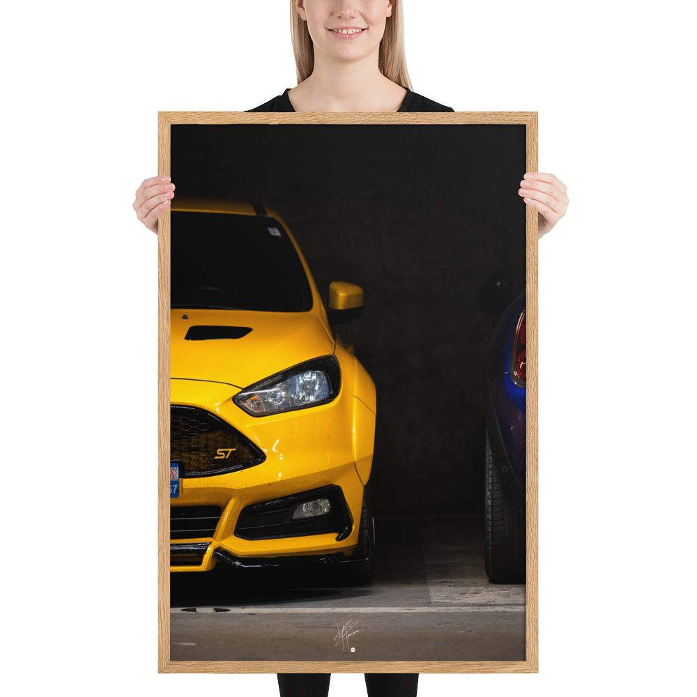 Ford Focus ST en teinte jaune brillante, éclairée dans un parking souterrain sombre, encadrée en bois de chêne.