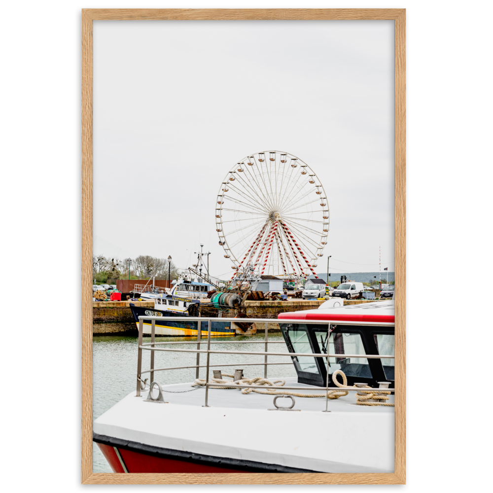 Poster de la photographie de la grande roue de Honfleur avec des bateaux en premier plan.