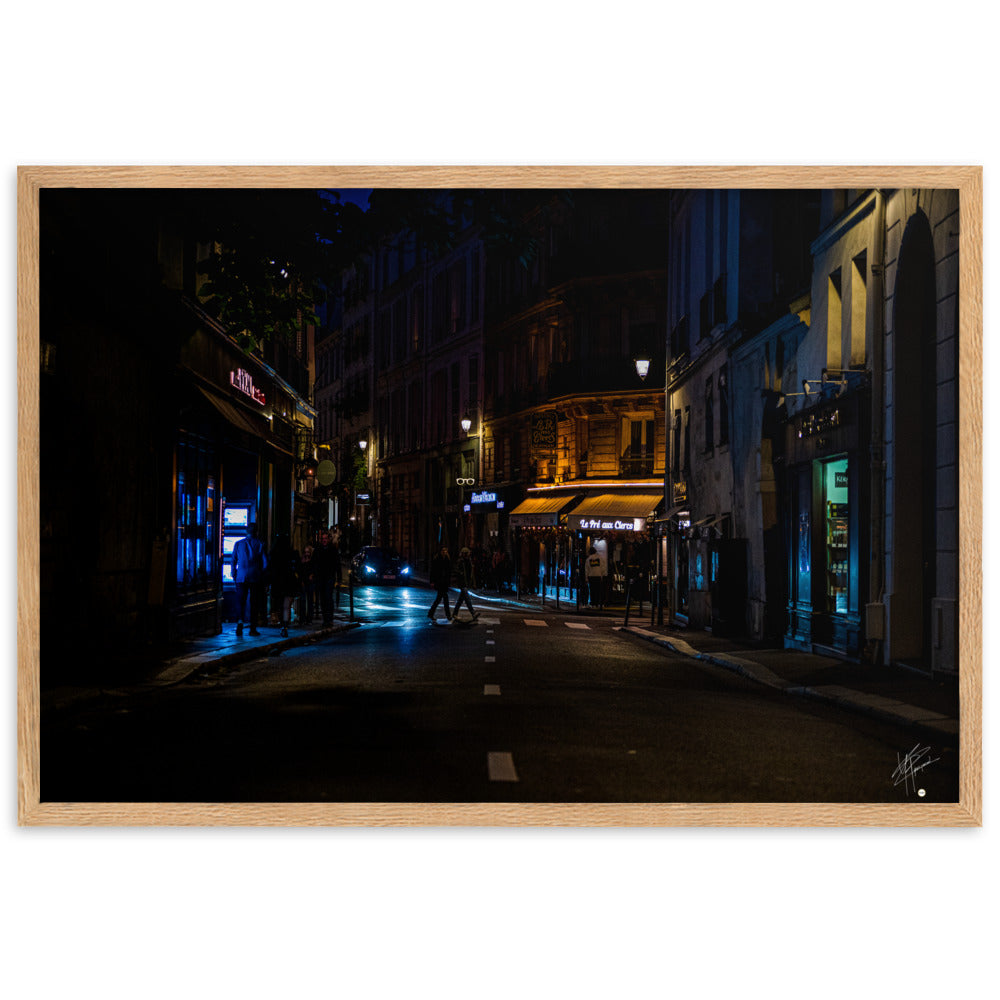 Photographie nocturne de la 'Rue Bonaparte' à Paris, capturant l'essence urbaine du 6ème arrondissement. Poster encadré et signé, reflétant le charme parisien authentique.