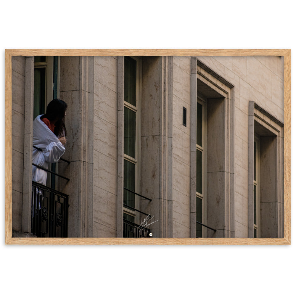 Photographie d'une femme s'étirant à sa fenêtre près des Champs Elysées, enveloppée d'une couverture, évoquant la sérénité des matins parisiens.