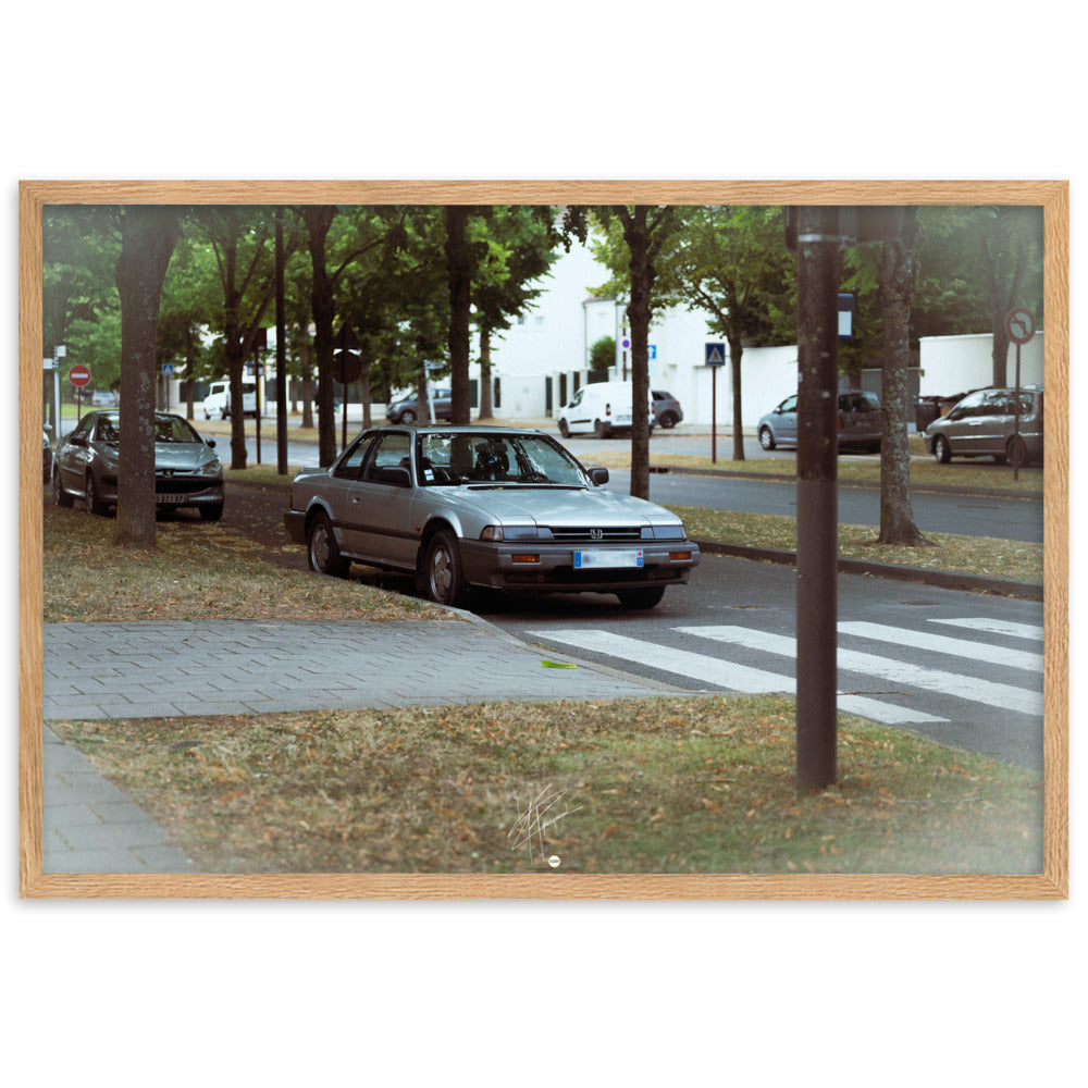 Photographie du classique automobile Honda Prelude, stationnée dans les rues du 78, dépeignant l'élégance et le charme de la période rétro de l'automobile.