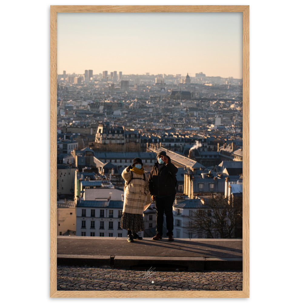 Deux touristes contemplant la basilique du Sacré-Cœur à Montmartre au lever du soleil, enveloppés dans l'atmosphère paisible de la ville éveillée.