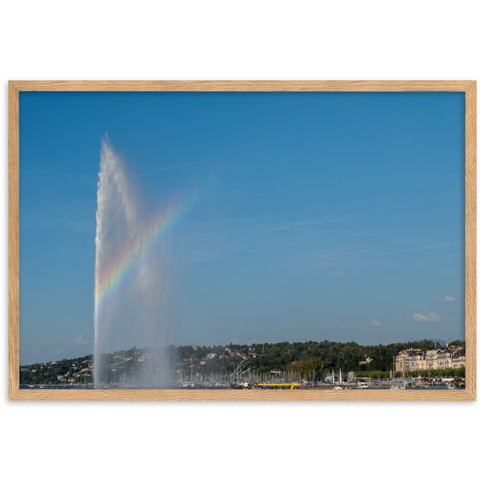 Photographie du jet d'eau de Genève avec bateaux et arc-en-ciel, encadrée en chêne massif.