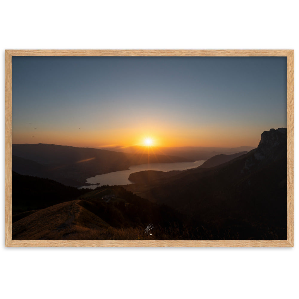 Coucher de soleil éclatant sur le lac d'Annecy vu depuis La Tournette, encadré dans un cadre en chêne massif.