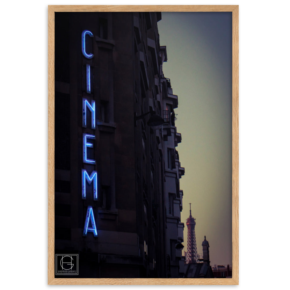 Vue nocturne de Paris avec une enseigne lumineuse 'Cinéma' au premier plan, et la majestueuse tour Eiffel en arrière-plan, œuvre signée par Hadrien Geraci.