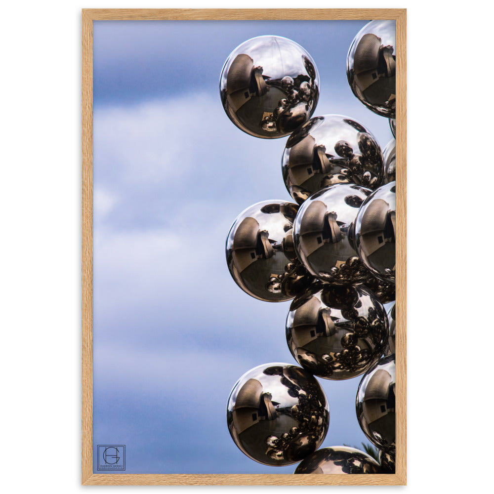 Photographie capturant l'œuvre fascinante 'Le Grand Arbre et l’œil' de Anish Kapoor devant le Musée Guggenheim Bilbao, où les sphères réfléchissantes en acier inoxydable créent un jeu de reflets captivants, photographié par Hadrien Geraci.