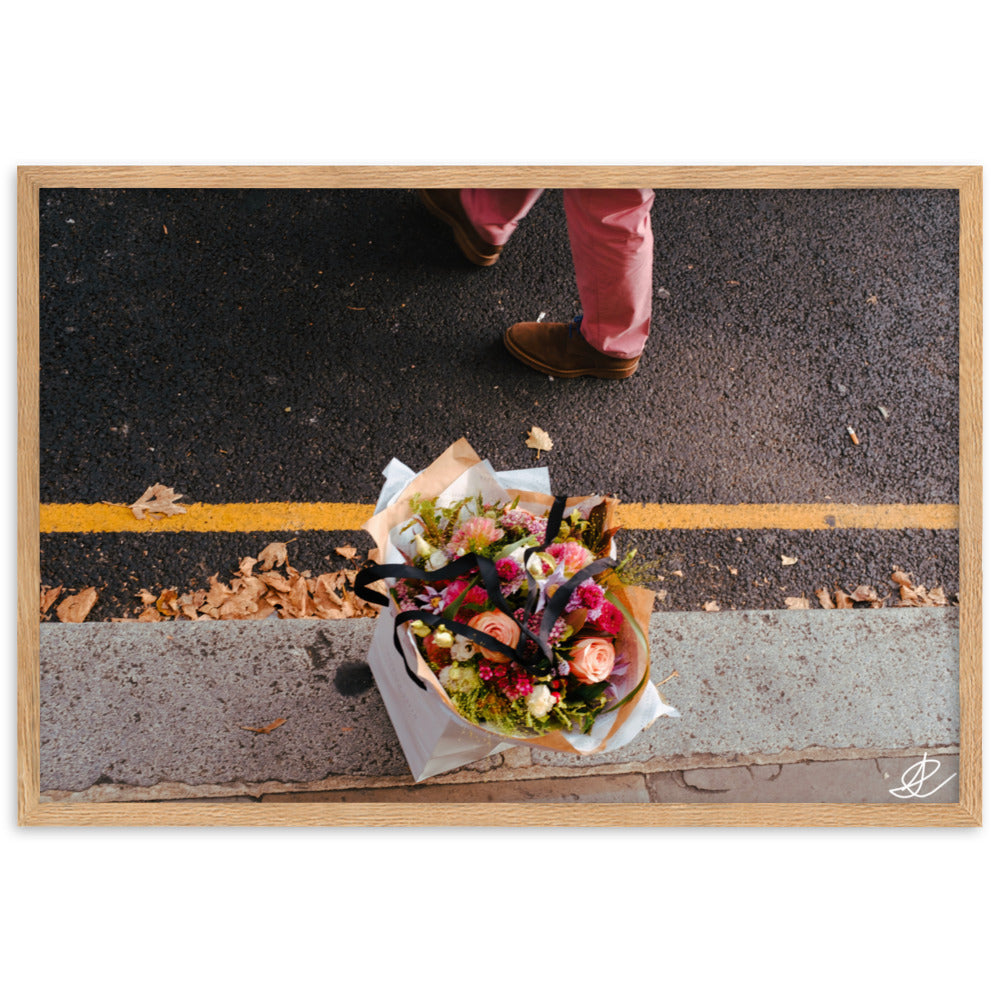 Photographie 'Abandon' par Ilan Shoham, capturant un sac à fleurs sur le trottoir animé de Londres, symbolisant la beauté éphémère des moments simples au milieu de l'agitation urbaine.