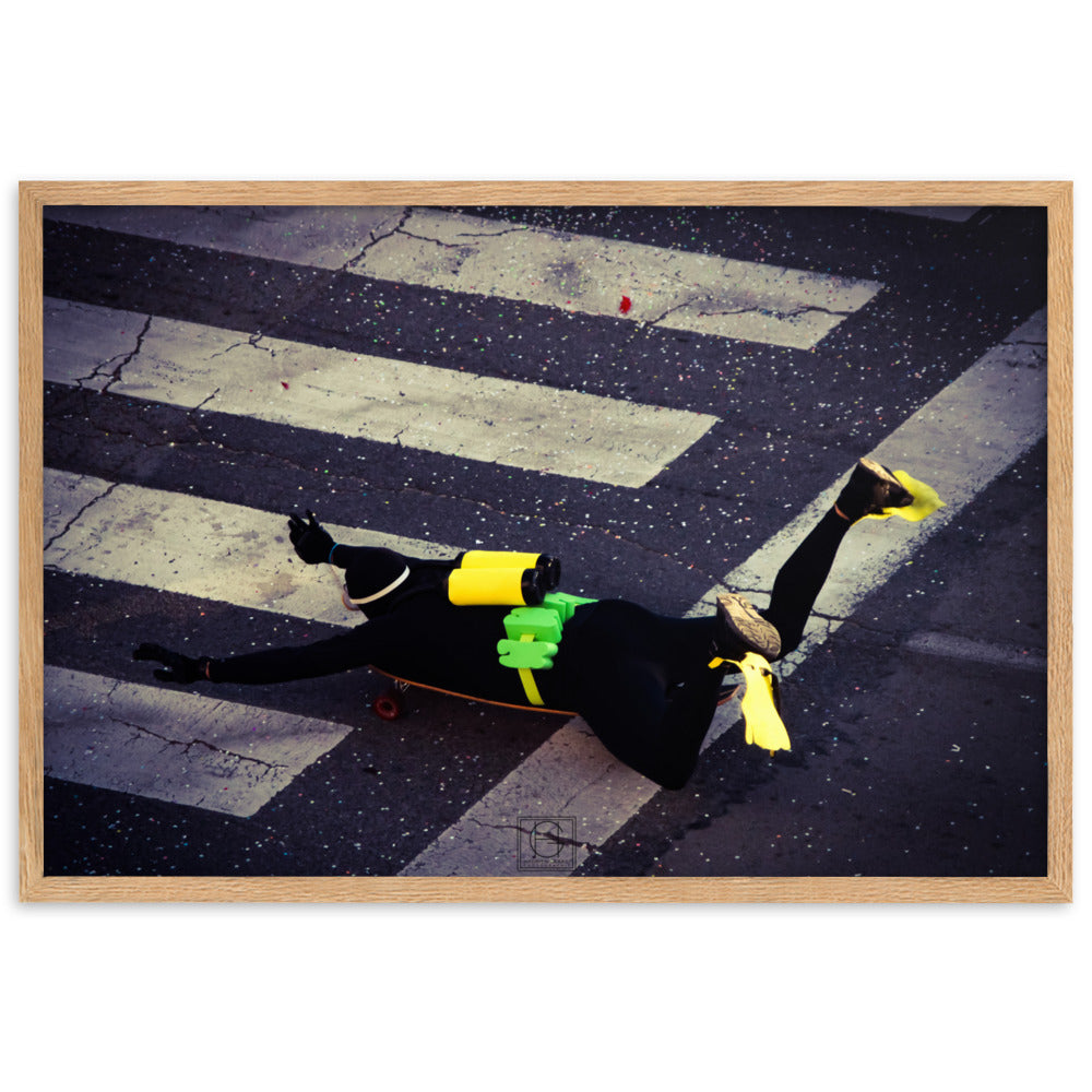 Photographie humoristique d'un homme déguisé en plongeur avec des bouteilles d'oxygène jaunes, roulant sur un skateboard dans les rues de Paris, œuvre de Hadrien Geraci.
