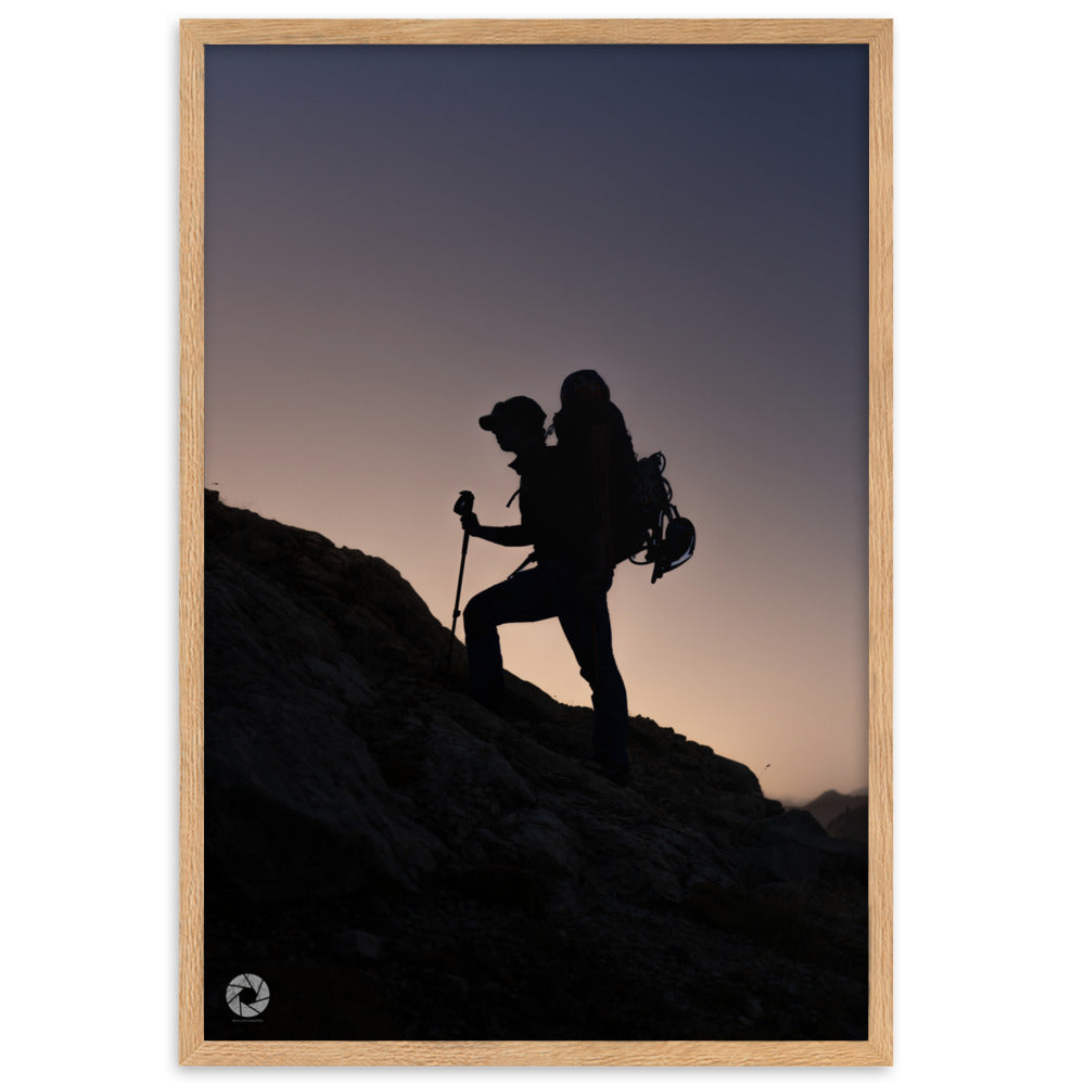 Explorez l'esprit d'aventure avec le poster "Ascension au Crépuscule" de Brad Explographie. Capturant un randonneur solitaire en montagne au crépuscule, cette œuvre imprimée sur papier mat épais inspire exploration et sérénité.