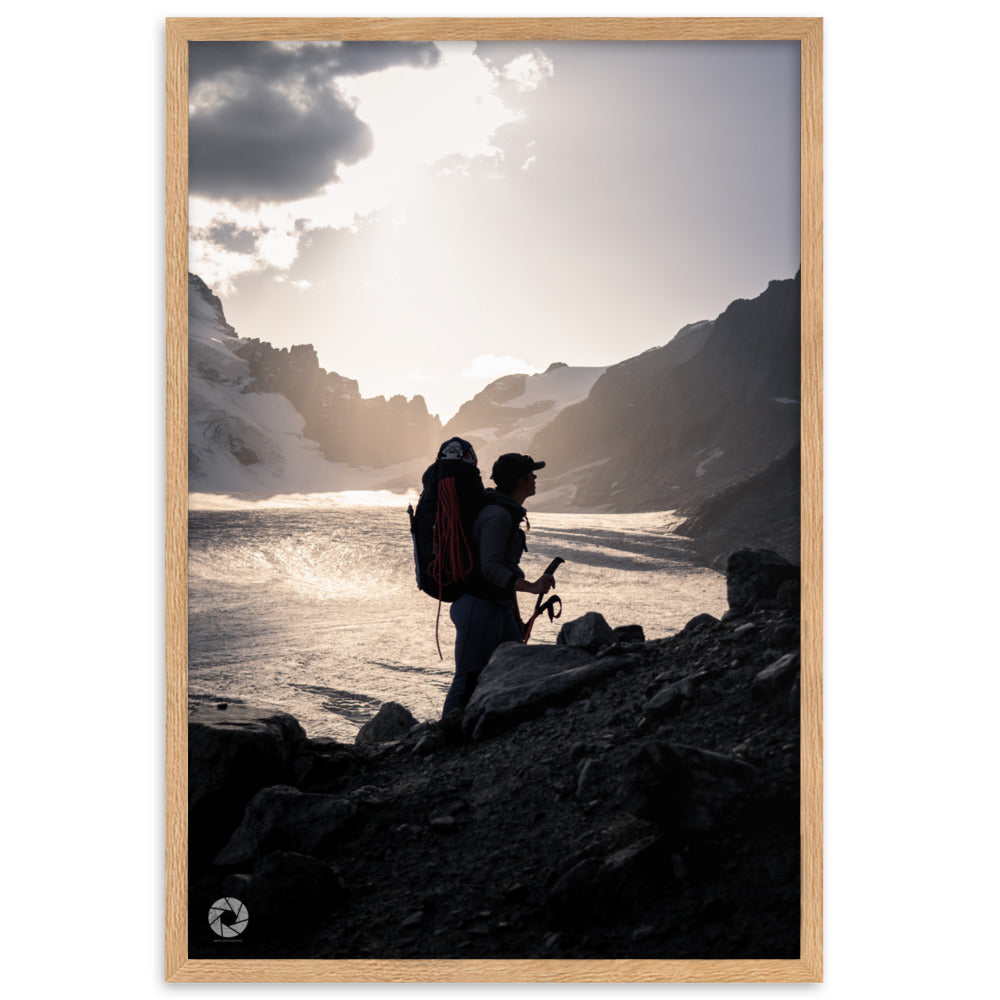 Photographie d'un randonneur face à l'immensité d'un glacier sous les rayons du crépuscule, capturée par Brad Explographie, symbolisant la confrontation entre l'homme et la nature.