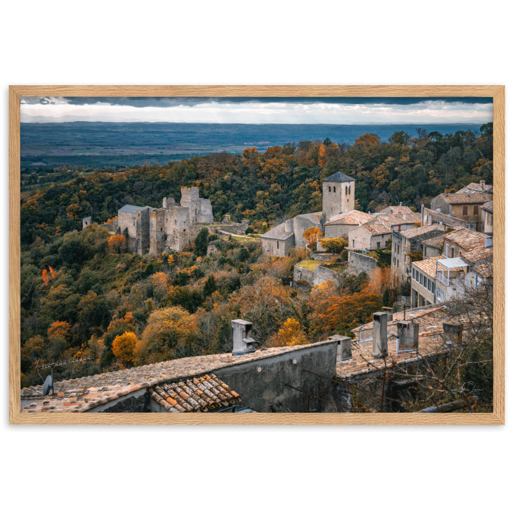 Photographie d'un village médiéval automnal, capturée par Adrien Louraco, offrant une vue pittoresque qui allie histoire et nature dans un cadre élégant.