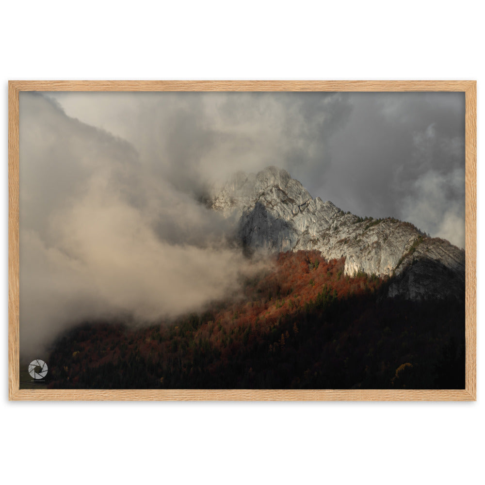 Image inspirante des montagnes baignées par les derniers rayons du soleil, une œuvre de Brad Explographie, parfaite pour représenter la force et la beauté sauvage des sommets.