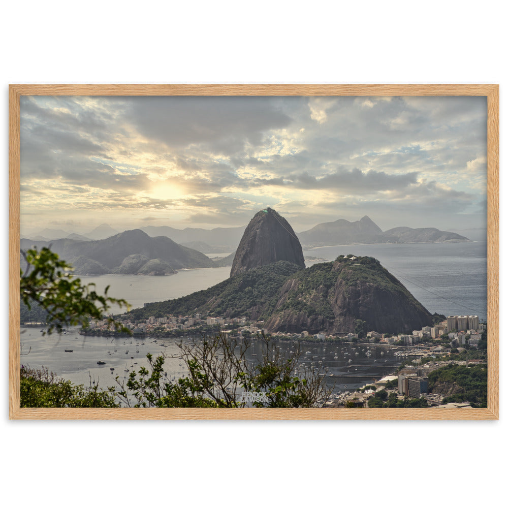 Poster encadré "Panorama de Rio" par Henock Lawson, montrant un paysage iconique de Rio avec le Pain de Sucre, idéal pour ceux qui sont captivés par la beauté des paysages urbains et naturels.
