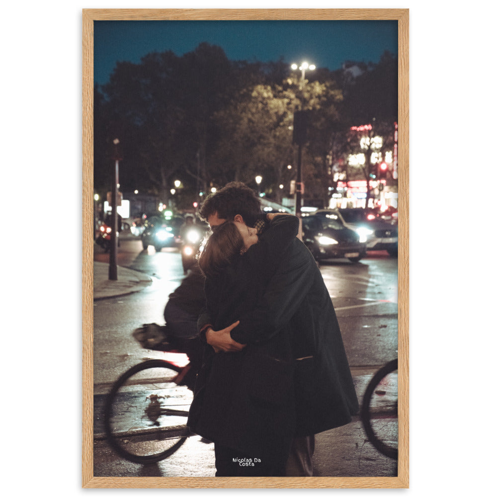 Poster encadré "Étreinte Urbaine" par Nicolas Da Costa, montrant une scène romantique en milieu urbain, idéal pour ceux qui cherchent à capturer l'essence de la connexion humaine.