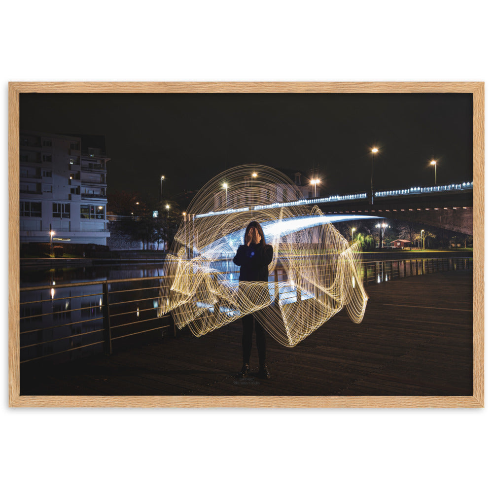 Art visuel du poster "Brouillon", où des traînées de lumière entourent un sujet en street photo.