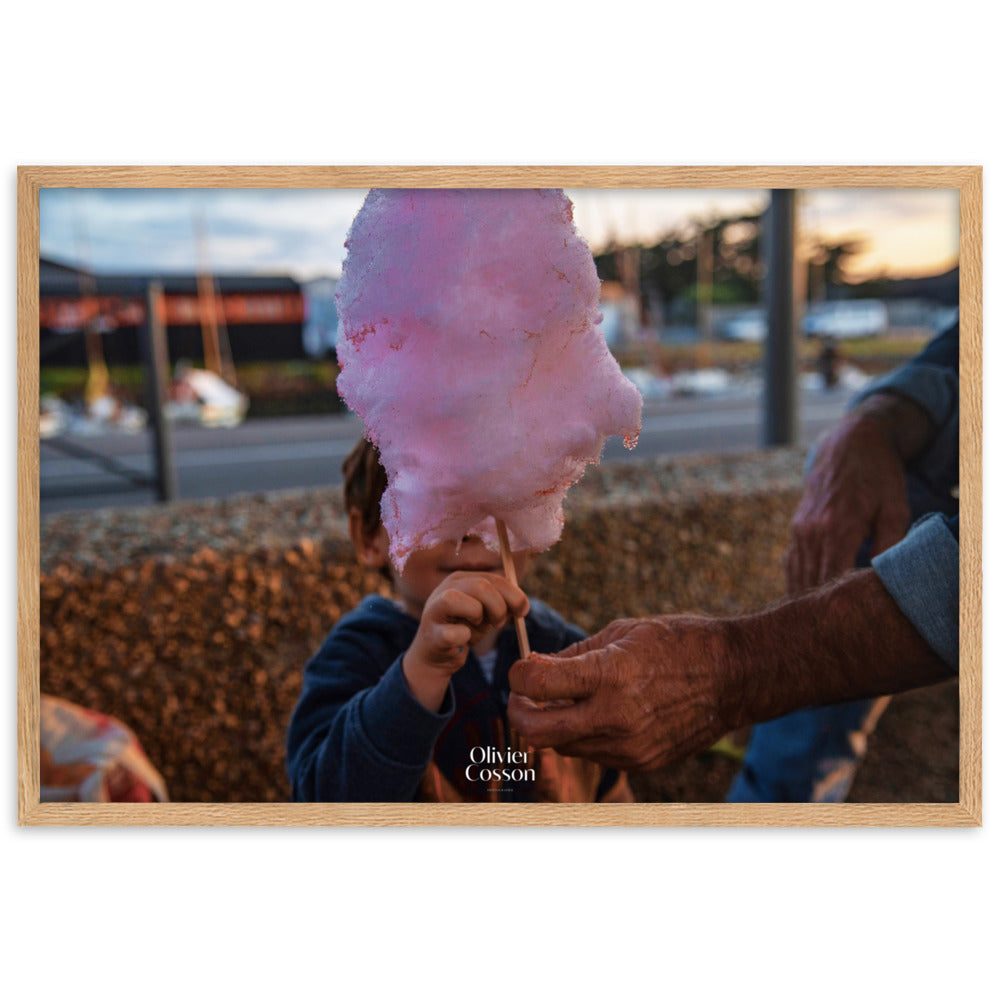 Poster artistique "Gourmandise d'Été" par Olivier Cosson, représentant une main vieillie offrant une barbe à papa à un enfant.