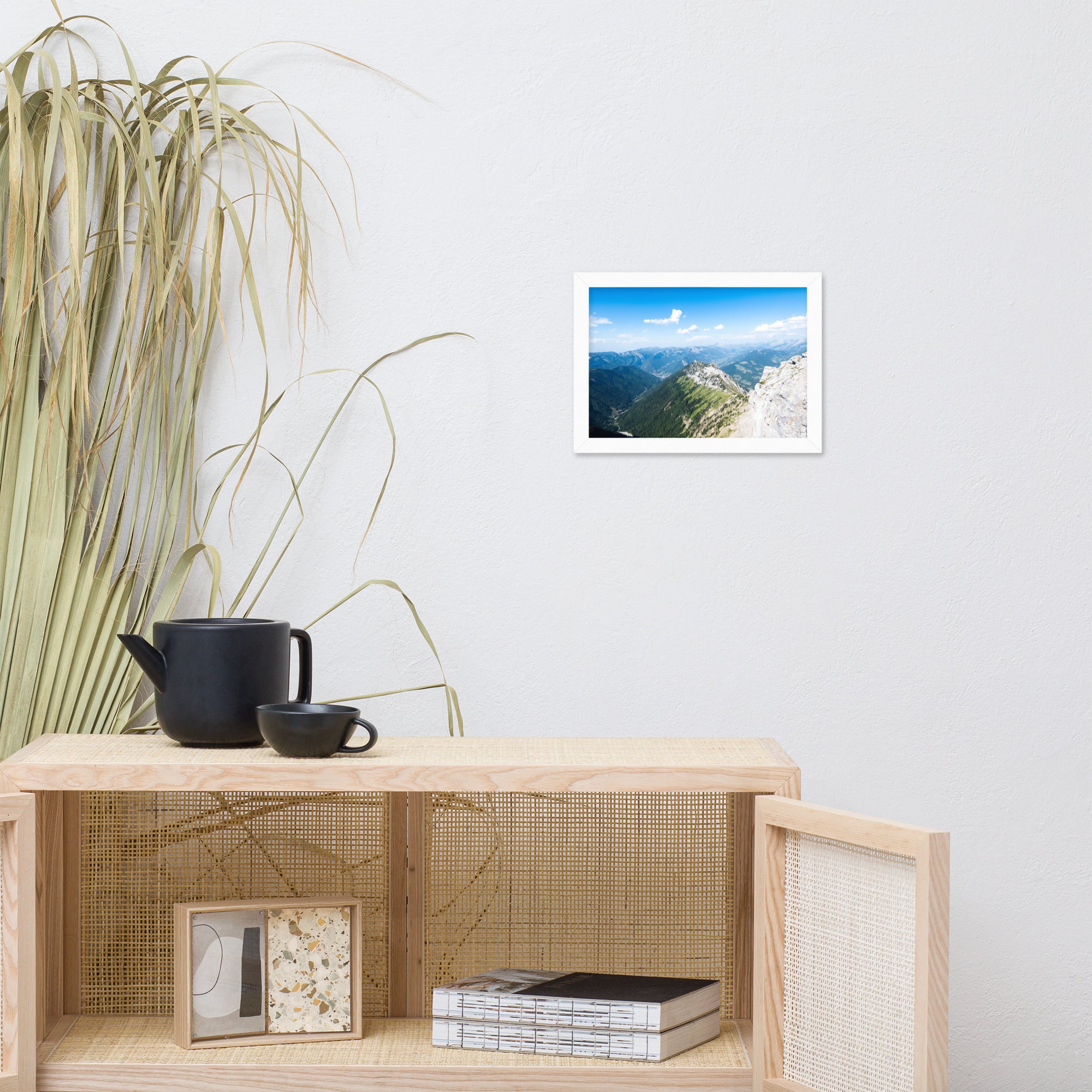 Photographie panoramique des Alpes avec montagnes robustes, vallées verdoyantes, nuages flottants et ciel bleu azur.