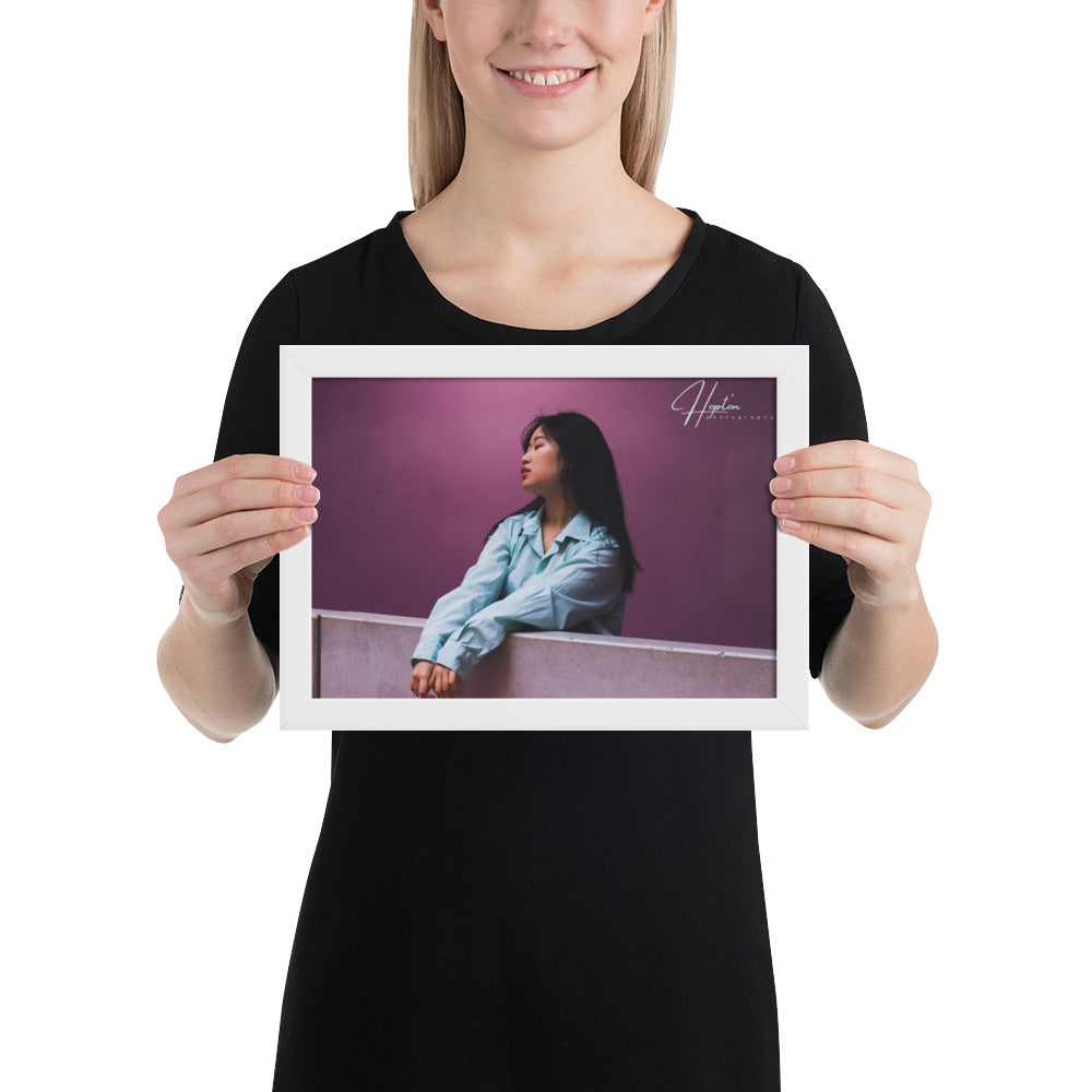 Portrait doux de Melynda par Hopton Photography, encadré avec élégance, illustrant une célébration subtile des couleurs et de la sérénité.