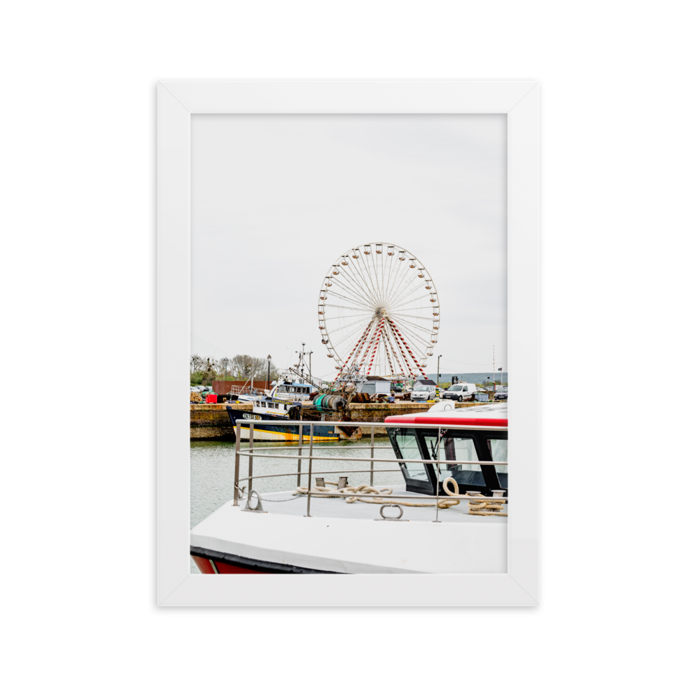 Poster de la photographie de la grande roue de Honfleur avec des bateaux en premier plan.