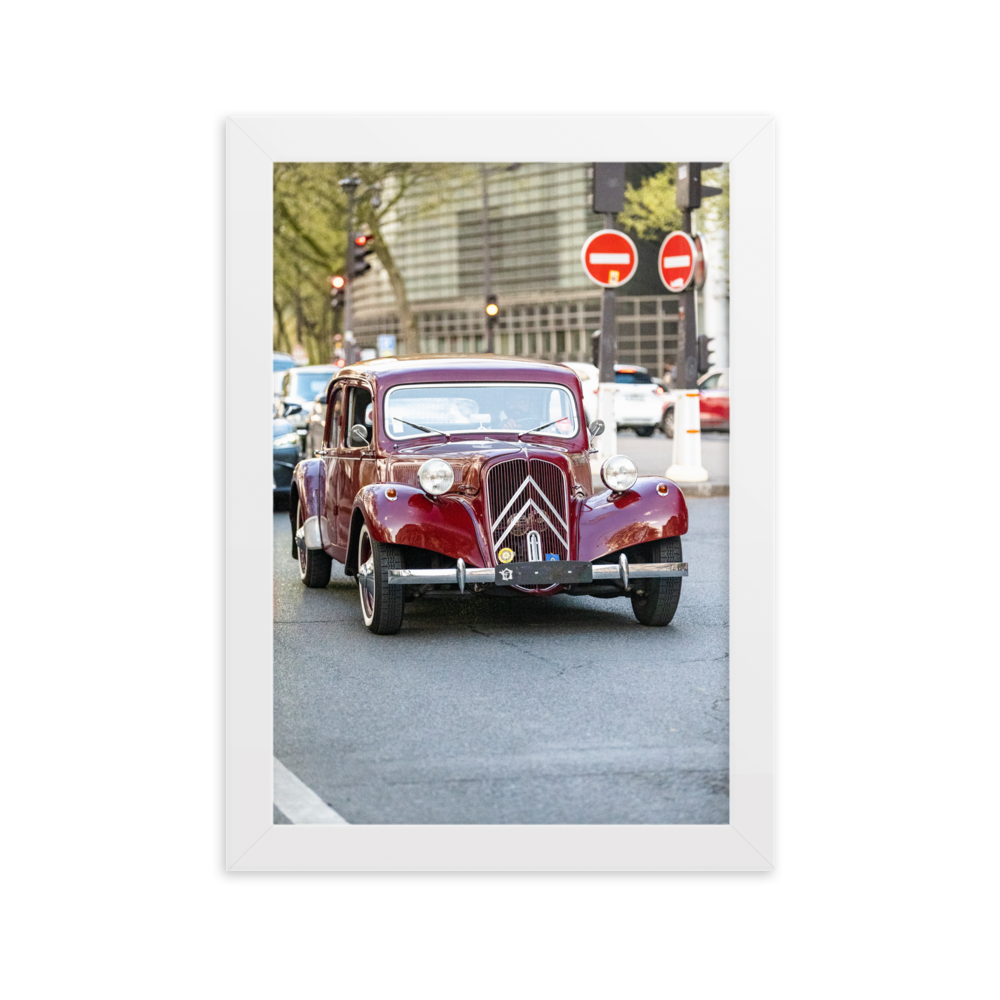 Poster de photographie d'une Citroën Traction Avant bordeaux stationnée dans les rues de Paris, près de l'Institut du Monde Arabe.