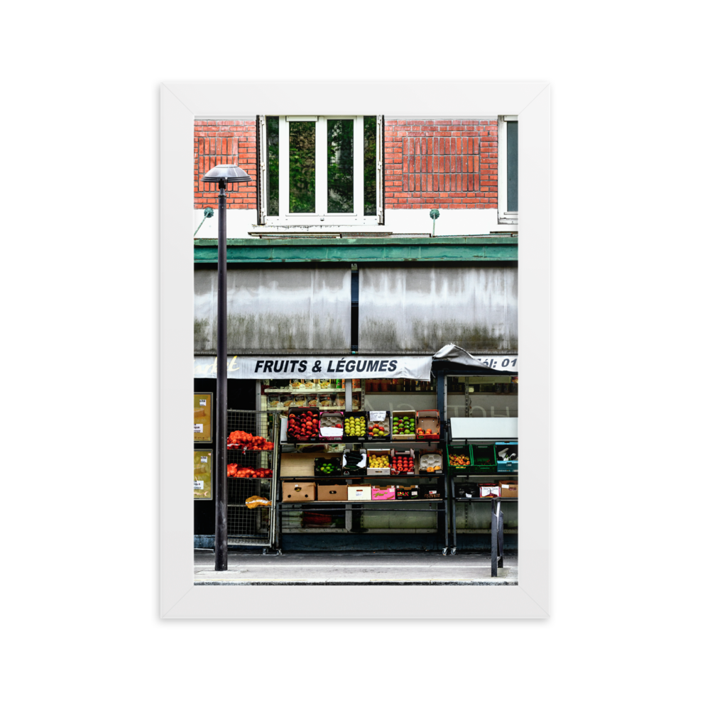 Photographie d'une façade d'épicerie colorée à Paris, vendant des fruits et des légumes frais.