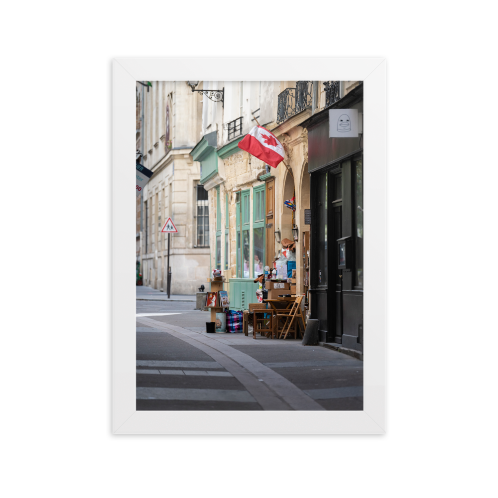 Photographie de rue à Paris avec divers objets disposés comme dans un vide-greniers.