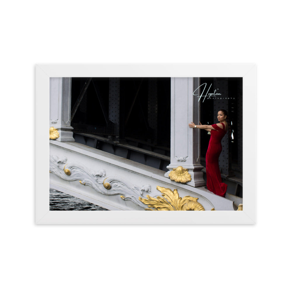 Photographie 'Audace' par John Rocha (HoptonPhotography), représentant Aurélie en robe rouge sur un pont parisien, symbolisant l'équilibre entre la rébellion et l'élégance.