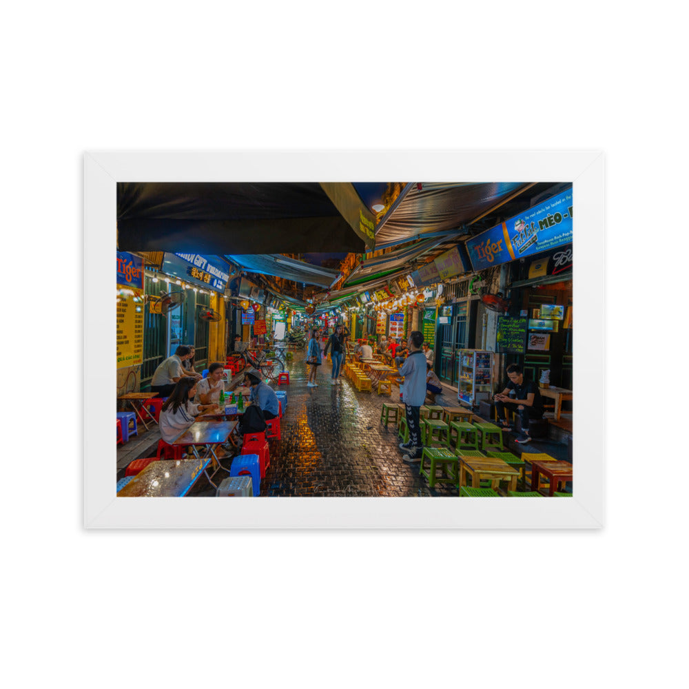 Poster 'Hanoï Nightstreet Market' offrant un aperçu des ruelles colorées et animées des marchés nocturnes de Hanoï, capturées avec maestria par le photographe Victor Marre, apportant une bouffée de la vie urbaine vibrante vietnamienne à votre espace de vie.