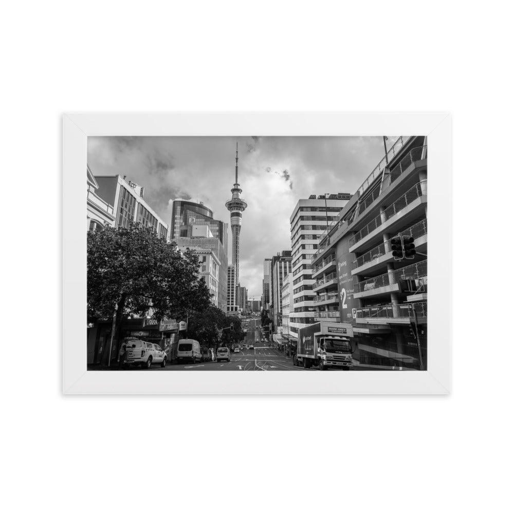 Photographie noir et blanc 'Auckland' par Charles Coley, dépeignant une rue d’Auckland dans une scène quotidienne, mélangeant architecture et éléments urbains pour une œuvre à la fois dynamique et intemporelle.