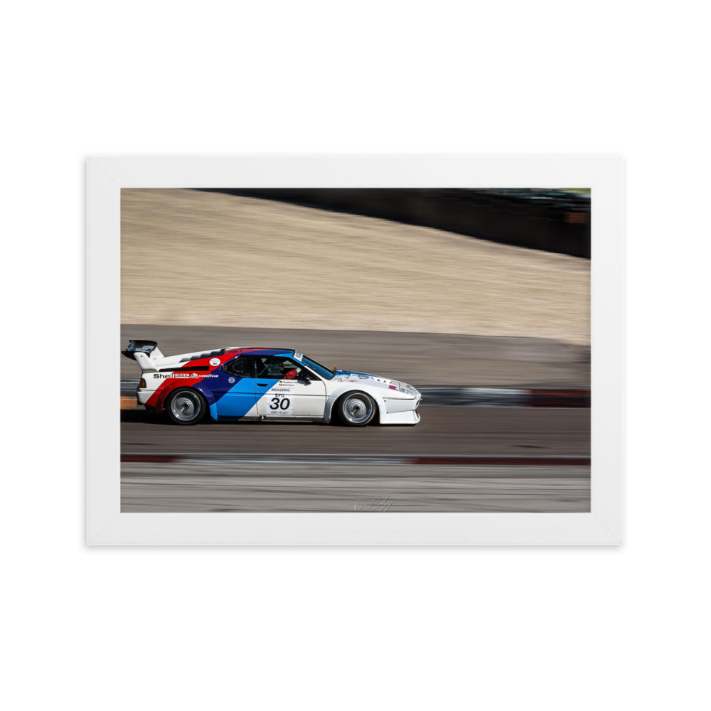 Photographie en action 'BMW M1' par Charles Coley, où la voiture de course iconique est capturée à pleine vitesse, fusionnant passion pour la course et maîtrise photographique dans une image vibrante et énergique.