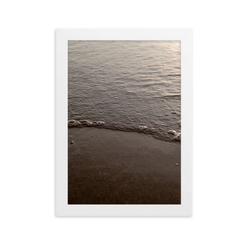 Photographie 'Dorure Sableuse' par Yann Peccard, illustrant un paysage côtier avec des vagues douces sur le sable, encadrée pour une exposition artistique chez vous.