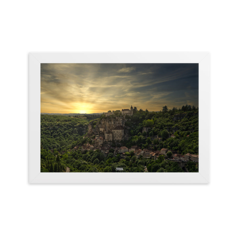 Photographie 'Rocamadour' par Henock Lawson, montrant la cité médiévale baignée dans la lumière du coucher de soleil, évoquant nostalgie et beauté.