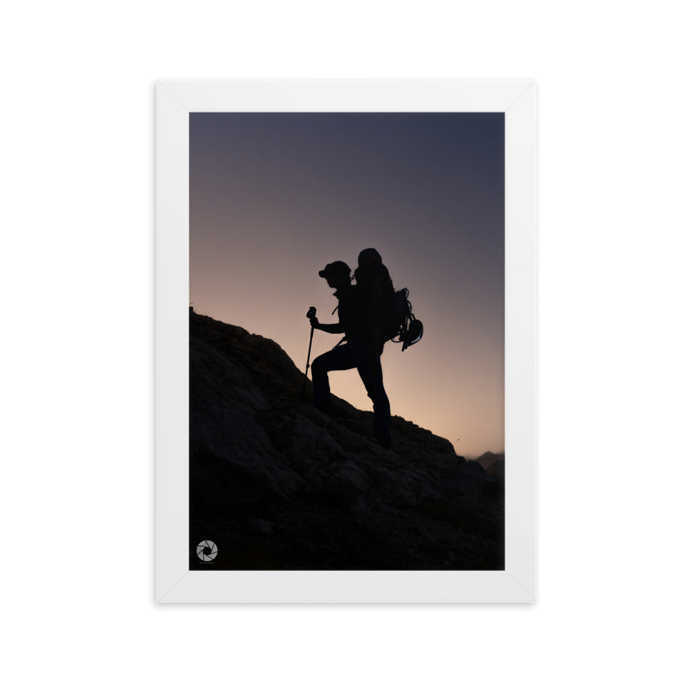 Explorez l'esprit d'aventure avec le poster "Ascension au Crépuscule" de Brad Explographie. Capturant un randonneur solitaire en montagne au crépuscule, cette œuvre imprimée sur papier mat épais inspire exploration et sérénité.